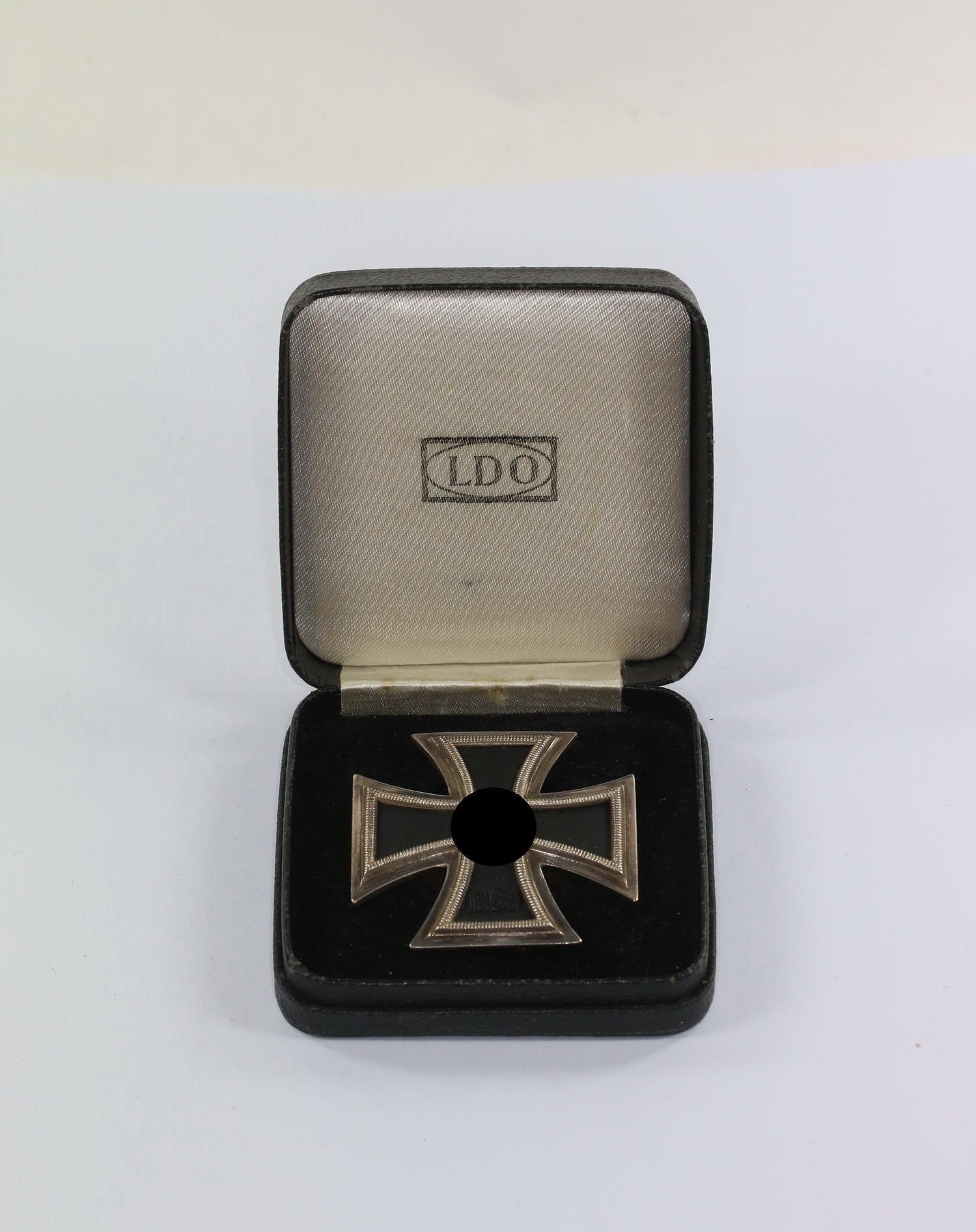 LDO Cased Iron Cross 1st Class 1939 on Screwback. Maker L/10 – Bild 1