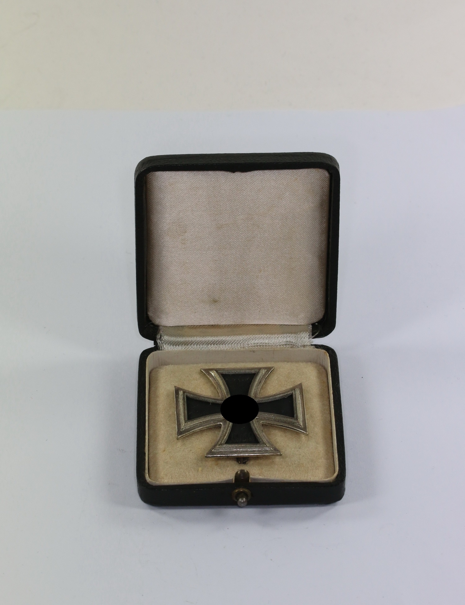 Cased Iron Cross 1st Class 1939. Maker L/11. – Bild 1