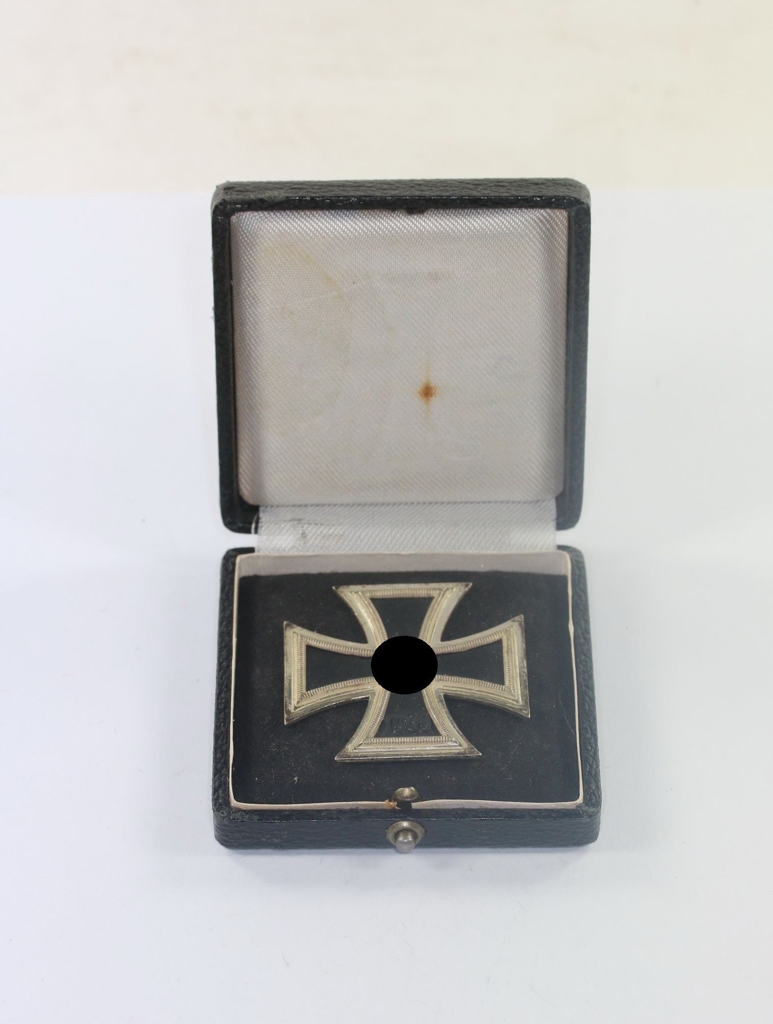  Eisernes Kreuz 1. Klasse 1939, Hst. L/11 (Kasten), im Etui mit schwarzen Inlet – Bild 1