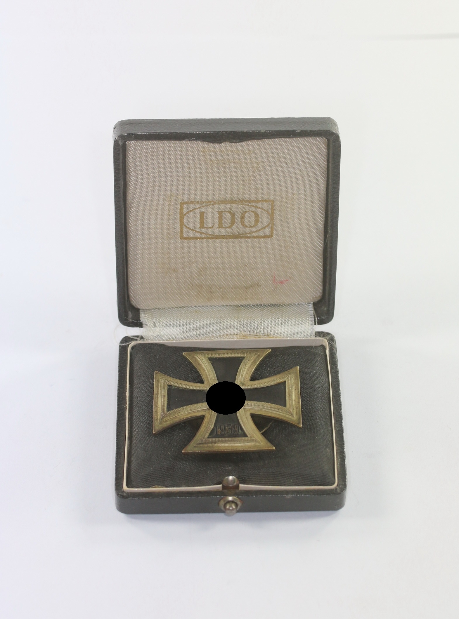 LDO Cased Iron Cross 1st Class on Screwback. Maker L/12. – Bild 1