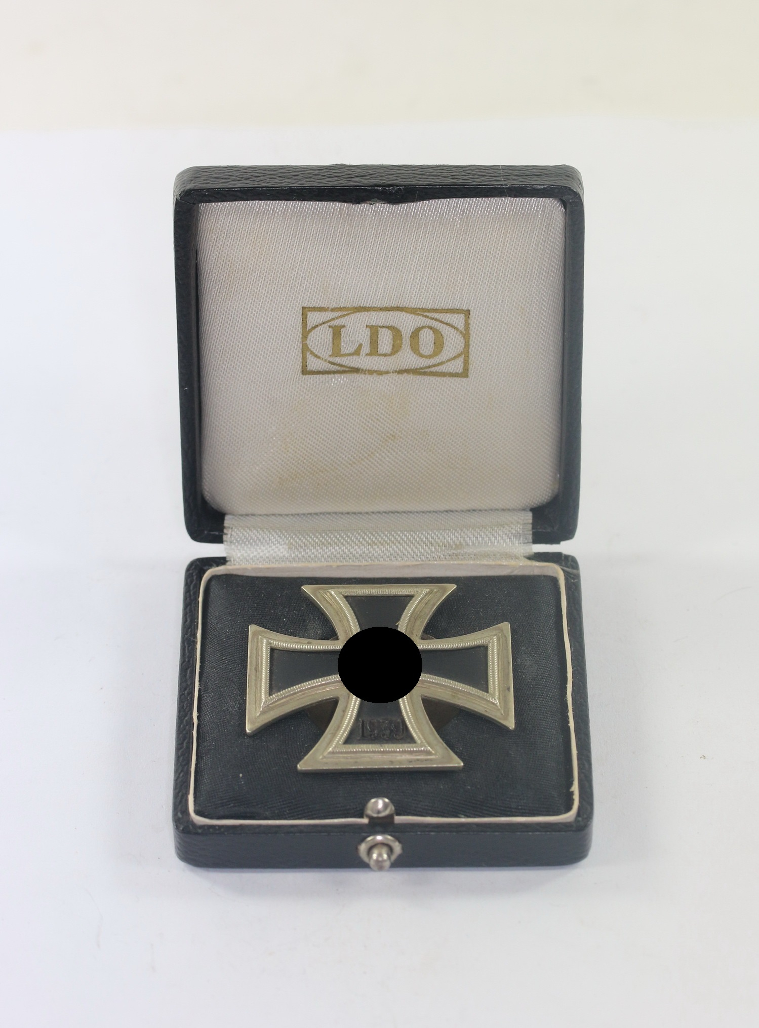 Eisernes Kreuz 1. Klasse 1939, Hst. L/12, an Schraubscheibe, im LDO-Etui, (C.E. Juncker, Berlin) – Bild 1