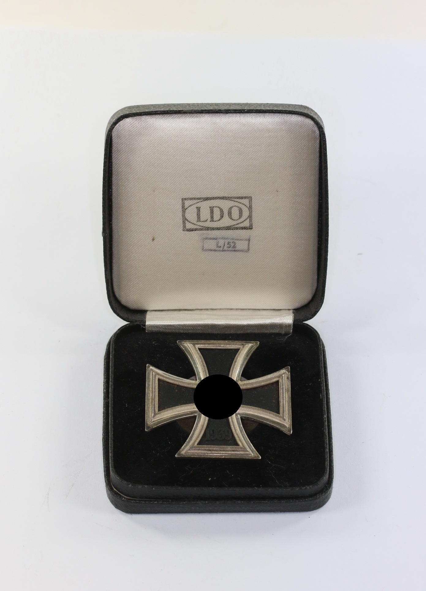Eisernes Kreuz 1. Klasse 1939, Hst. L/52, an Schraubscheibe, im LDO Etui L/52 – Bild 1