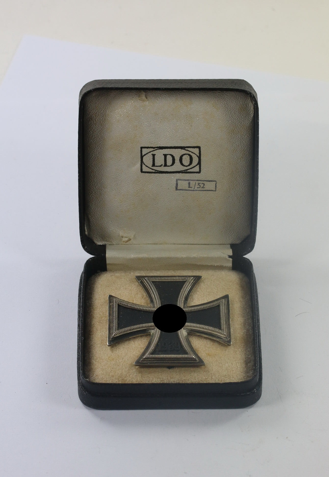 eisernes_kreuz_1 Eisernes Kreuz 1. Klasse 1939, Hst. L/52, zentral Punze (!), im LDO Etui L/52 (C.F. Zimmermann, Pforzheim) – Bild 1