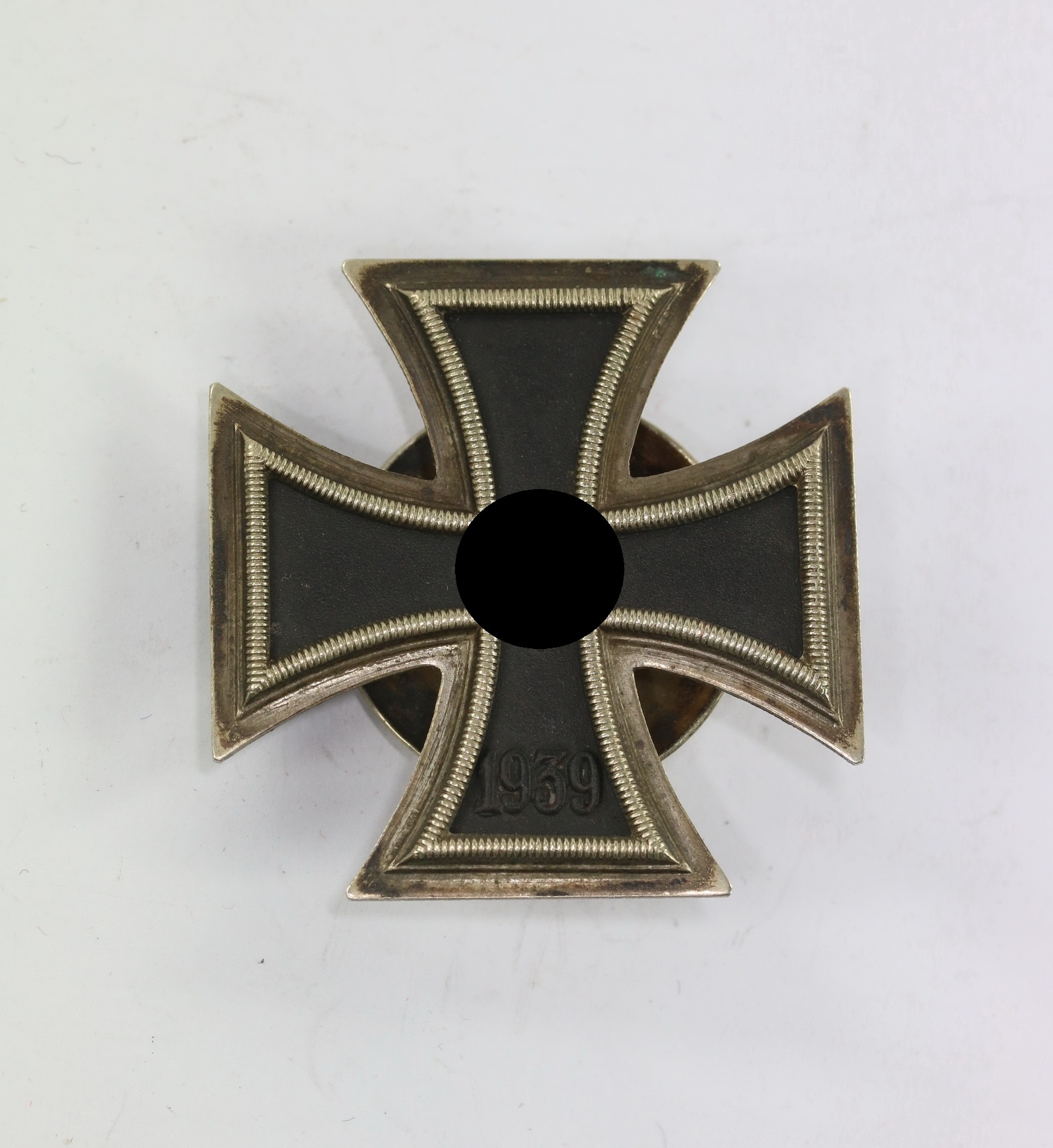 Iron Cross 1st Class 1939 on Screwback. Maker L/57. Date Variant. – Bild 1