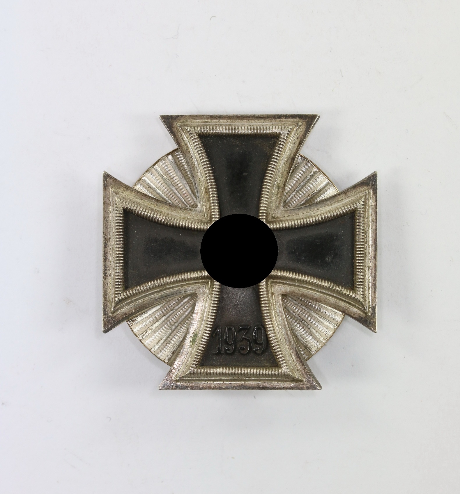 eisernes_kreuz_1 Iron Cross 1st Class 1939 on Clamshell Screwback. Type Deumer. Possessions Major Rolf Jung. – Bild 1