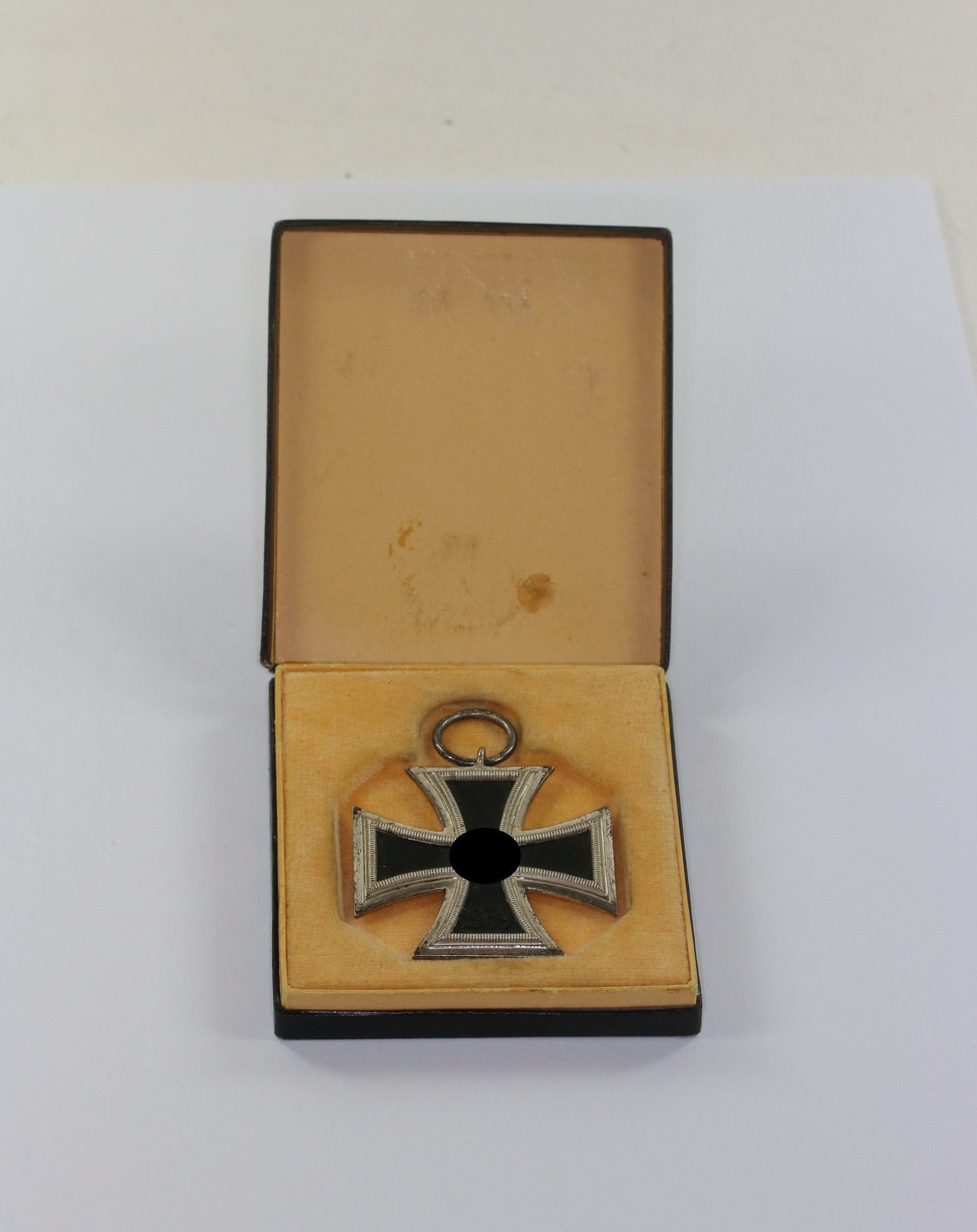 Eisernes Kreuz 2. Klasse 1939, Hst. L/11, im LDO Etui 1. Form L/11 (Biene) – Bild 1