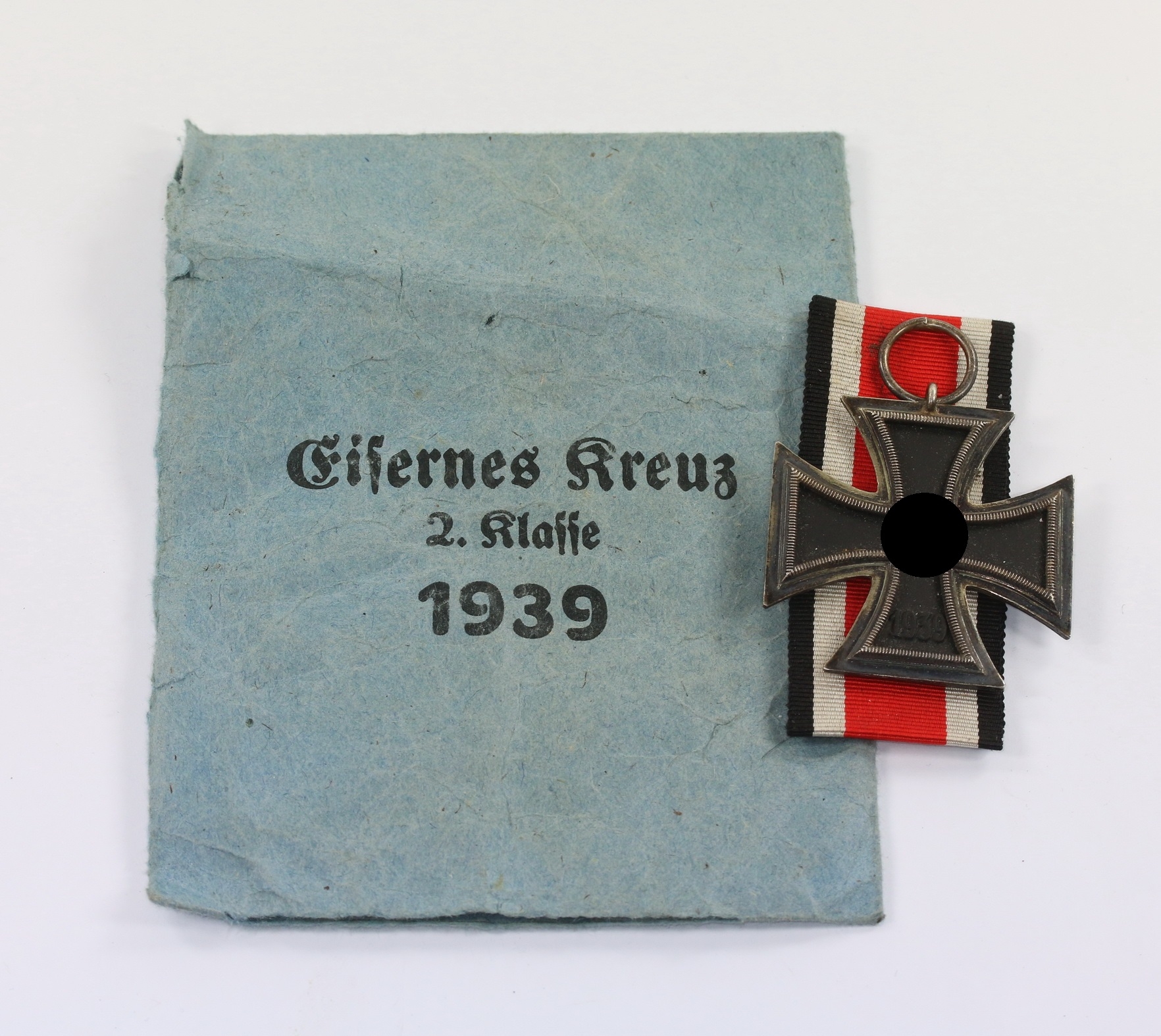 Eisernes Kreuz 2. Klasse 1939, in Verleihungstüte E. Fred. Wiedmann Frankfurt a. M. – Bild 1