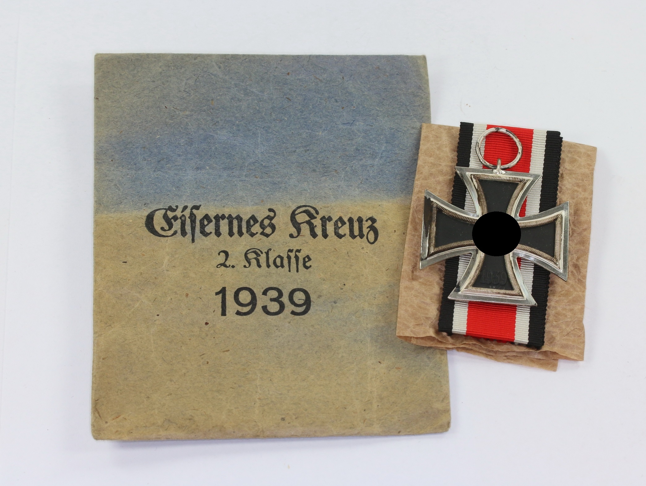  Eisernes Kreuz 2. Klasse 1939, in Verleihungstüte Walter & Henlein Gablonz a.N. – Bild 1