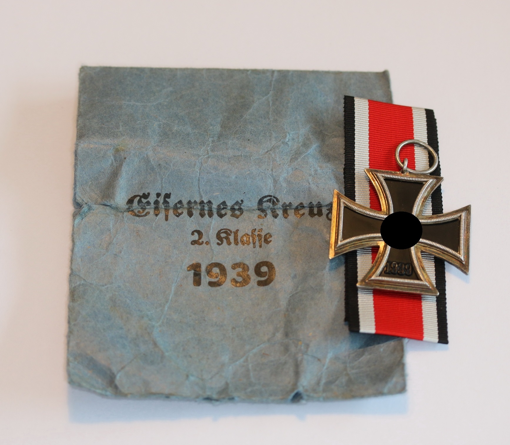 eisernes_kreuz_2 Eisernes Kreuz 2. Klasse 1939, Variante mit der runden "3", Deschler, in Verleihungstüte – Bild 1
