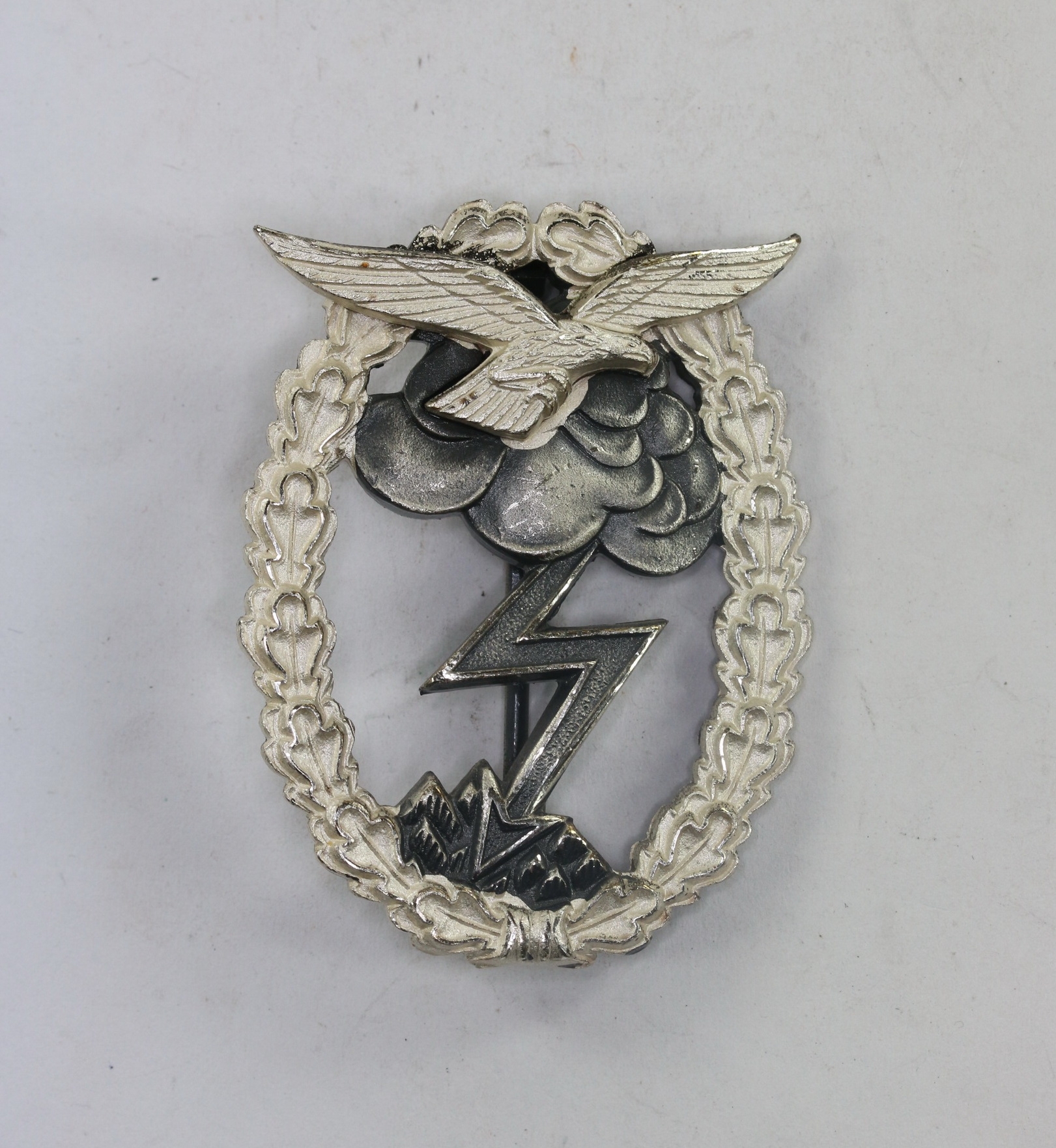 erdkampfabzeichen_der_luftwaffe_1957_steinhauer_l_ck_l_denscheid_fr_h_1__4nd Erdkampfabzeichen der Luftwaffe 1957, Steinhauer & Lück, Lüdenscheid (früh) – Bild 1