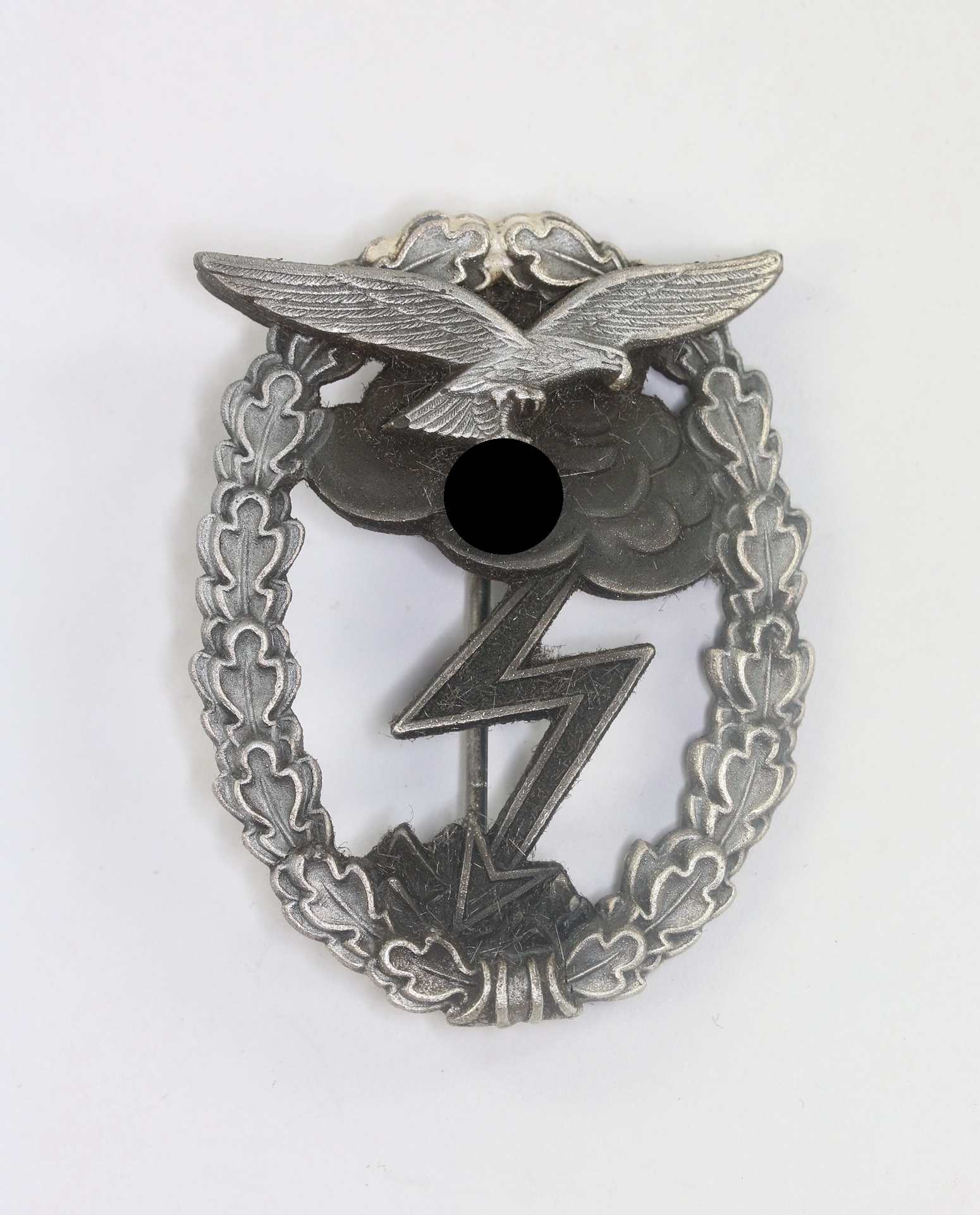 Erdkampfabzeichen der Luftwaffe, Hst. G,B. (Gustav Brehmer, Markneukirchen) – Bild 1