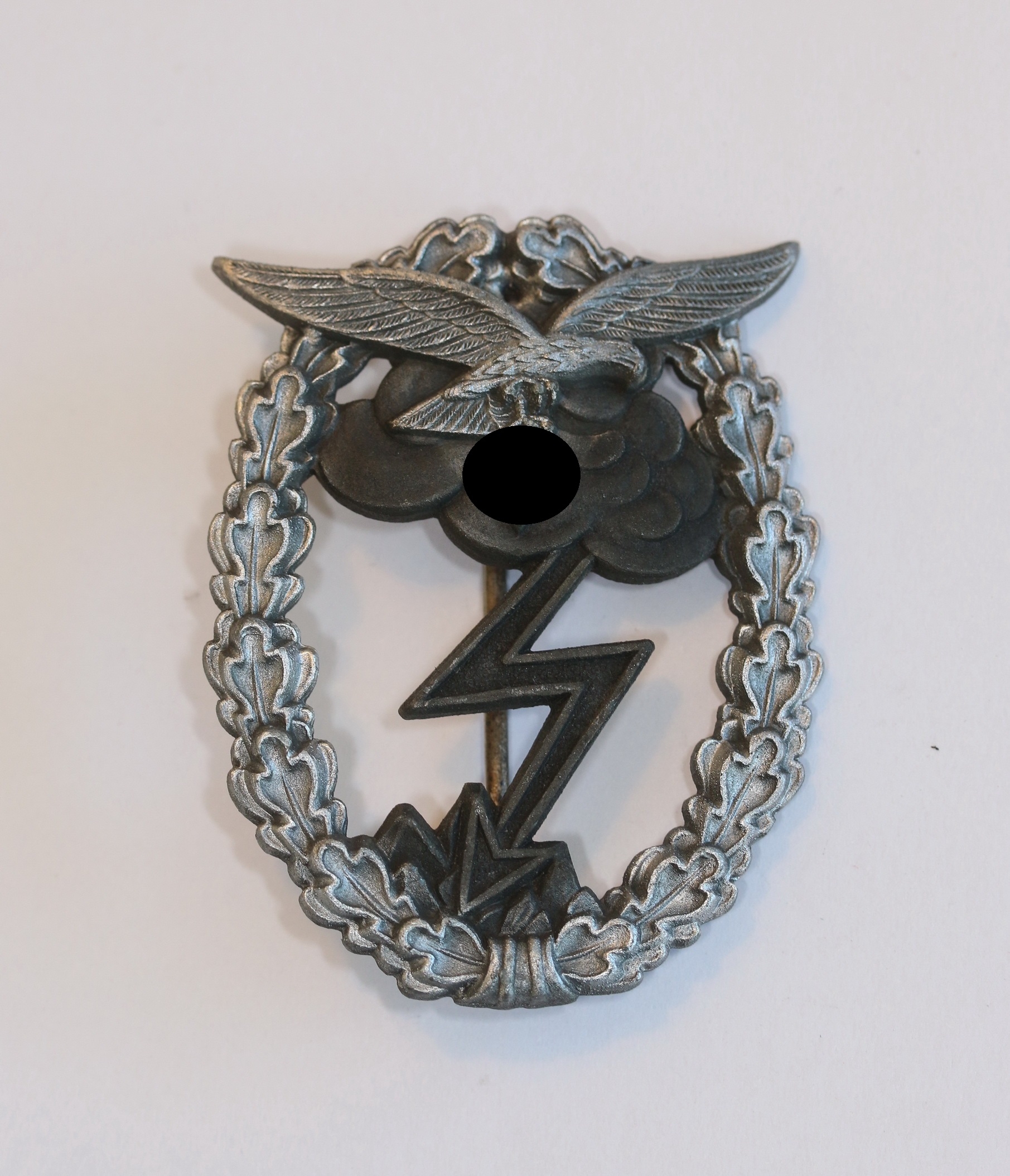 erdkampfabzeichen_der_luftwaffe_hst_osang_einteilig_1__1 Luftwaffe Ground Assault Badge. Maker Osang, One Piece. – Bild 1