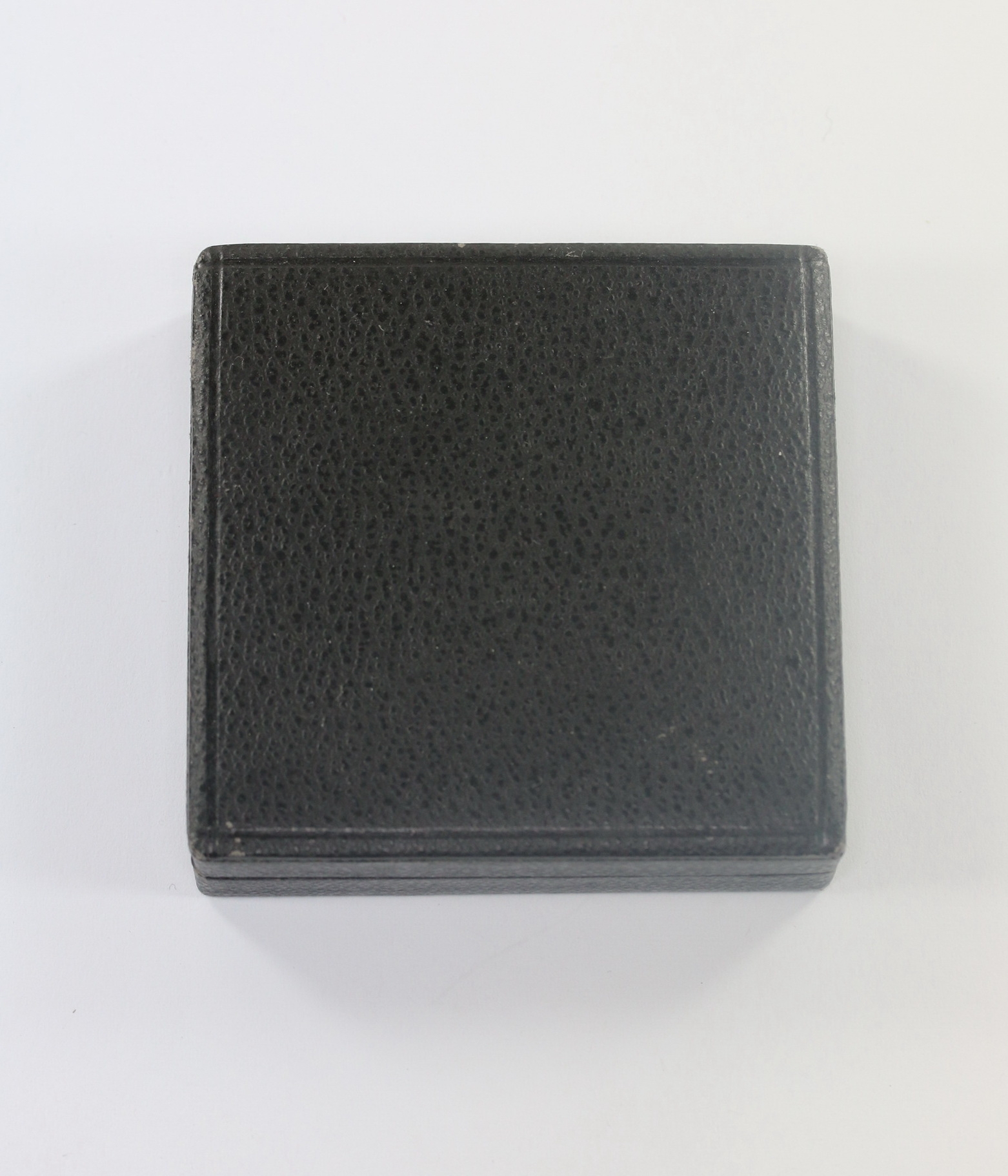 Etui Eisernes Kreuz 1. Klasse 1939 an Schraubscheibe E.K.1 Schraube L/54 – Bild 1