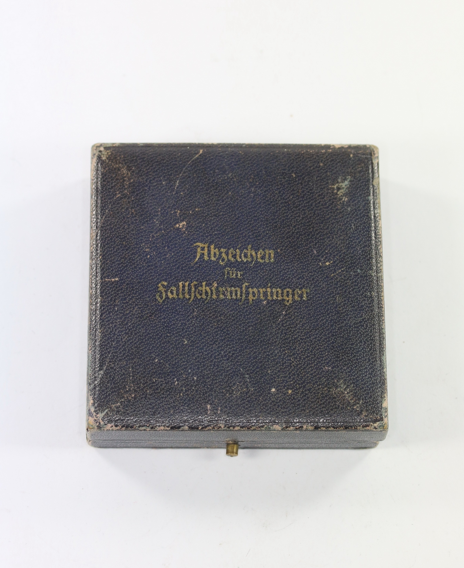 etui_f_r_ein_fallschirmsch_tzenabzeichen_des_heeres_abzeichen_f_r_fallschirmspringer_1_ Etui für ein Fallschirmschützenabzeichen des Heeres, Abzeichen für Fallschirmspringer – Bild 1