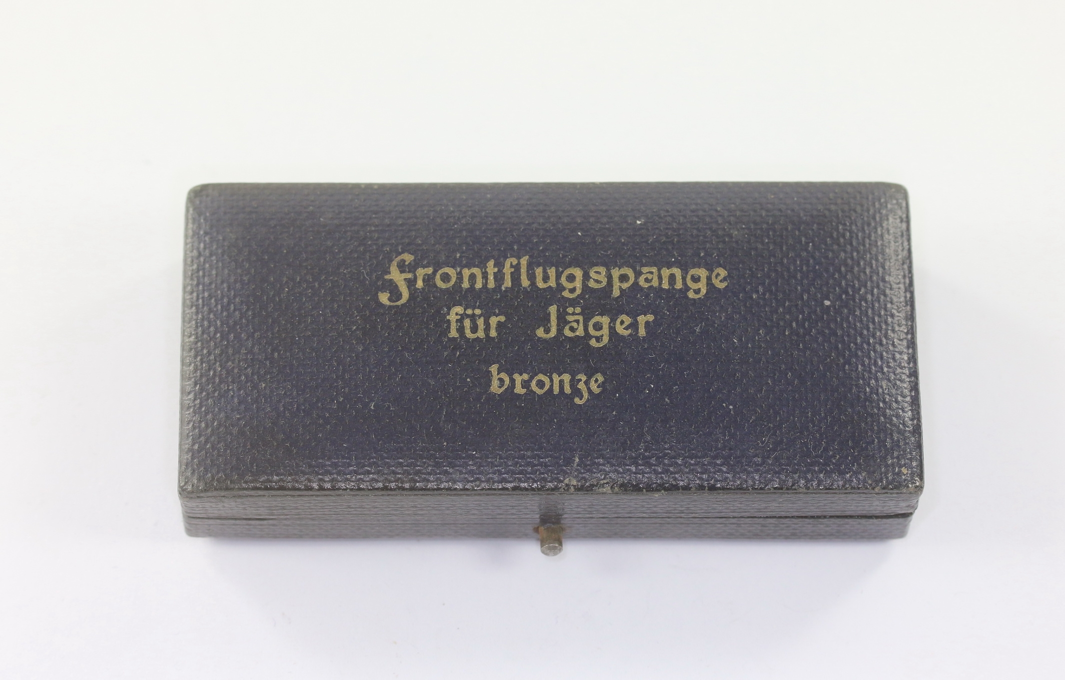 etui_frontflugspange_f_r_j_ger_in_bronze_1__1 Case for the Bronze Operational Flight Clasp for Fighter. – Bild 1