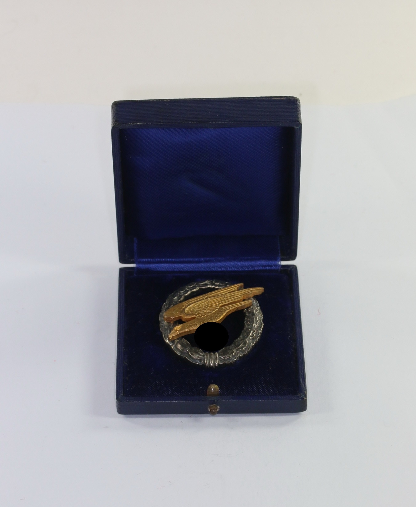 Cased Luftwaffe Paratrooper Badge. Maker A. – Bild 1