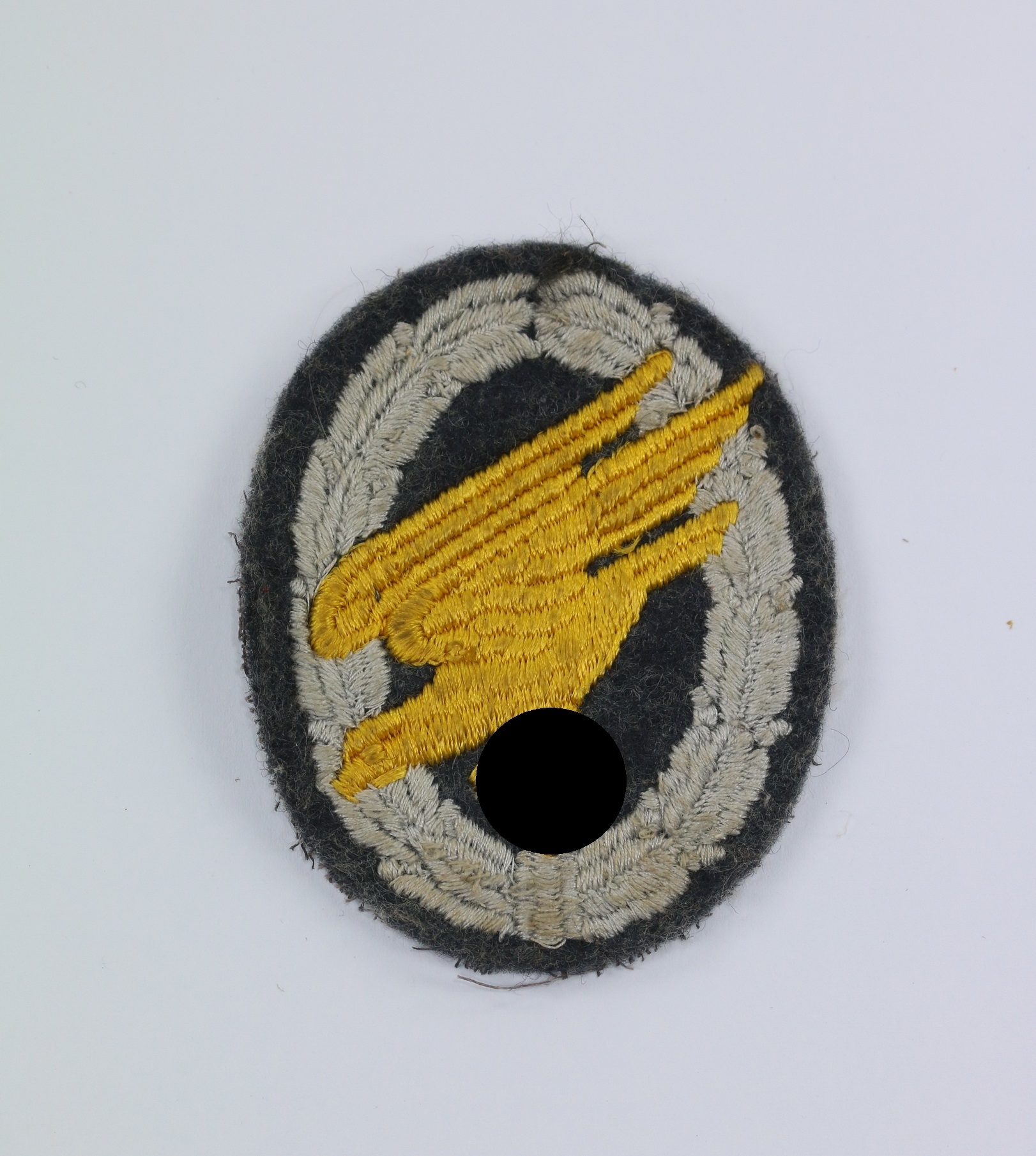 fallschirmsch_tzenabzeichen_der_luftwaffe_stoff_gestickt_1__1 Fallschirmschützenabzeichen der Luftwaffe, Stoff (gestickt) – Bild 1