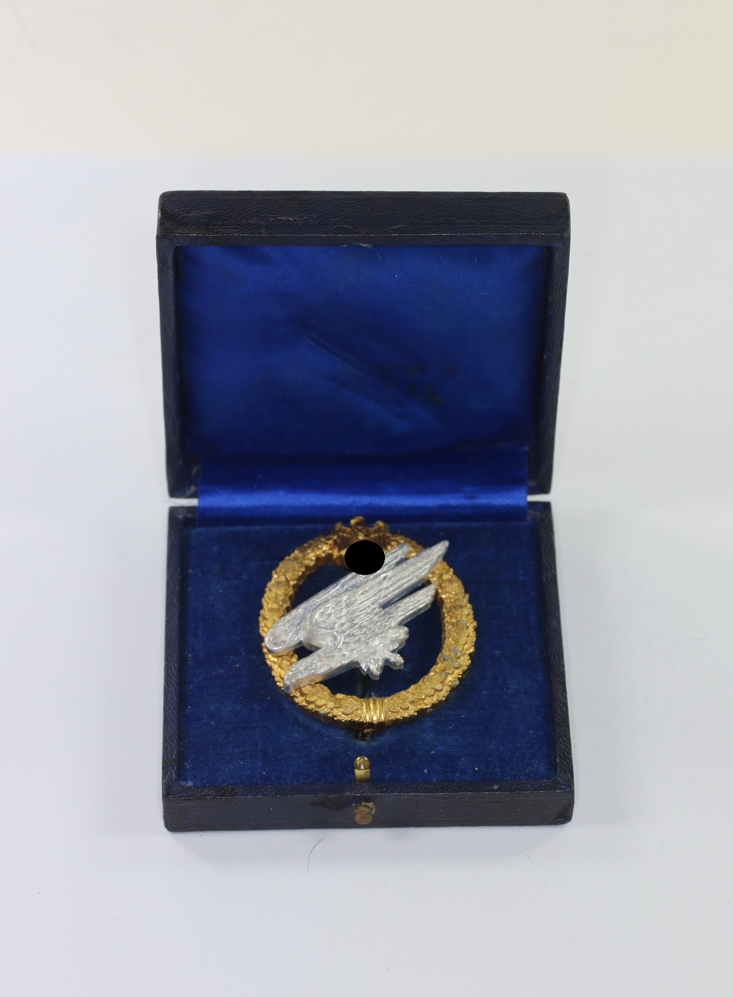 fallschirmsch_tzenabzeichen_des_heeres_juncker_aluminium_im_etui_fallschirmspringer_1__1 Fallschirmschützenabzeichen des Heeres, Juncker, Aluminium, Im Etui Fallschirmspringer (!) – Bild 1