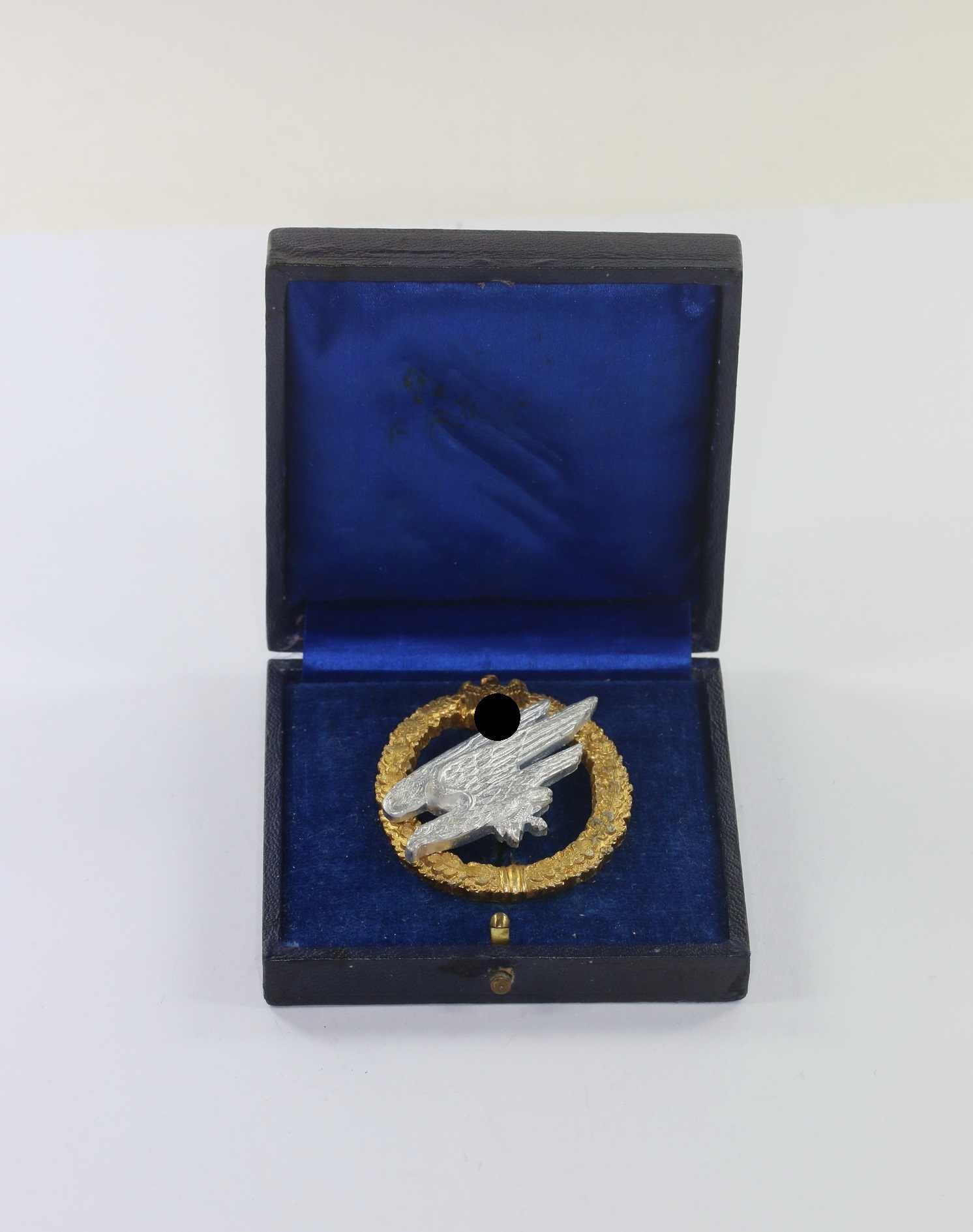 fallschirmsch_tzenabzeichen_des_heeres_juncker_aluminium_im_etui_fallschirmspringer_1__1_1 Fallschirmschützenabzeichen des Heeres, Juncker, Aluminium, Im Etui Fallschirmspringer (!) – Bild 1