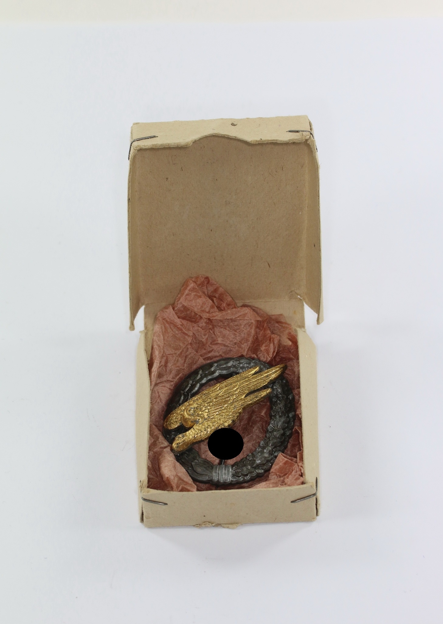 fallschirmschuetzenabzeichen_der_luftwaffe_fll_in_schachtel_1__1 Luftwaffe Paratrooper Badge in Carton. Type FLL. – Bild 1