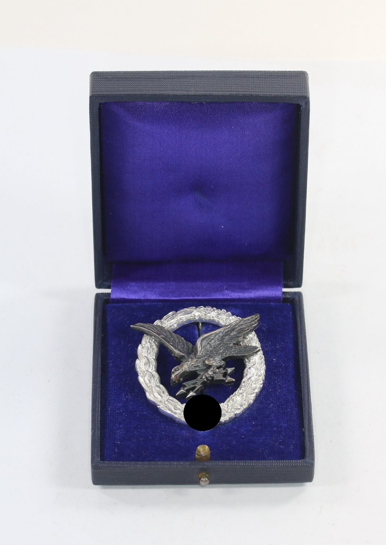 fliegersch_tzenabzeichen_der_luftwaffe_mit_blitzb_ndel_hst Fliegerschützenabzeichen der Luftwaffe mit Blitzbündel, Hst. C.E. Juncker, Aluminium (!), im Etui – Bild 1