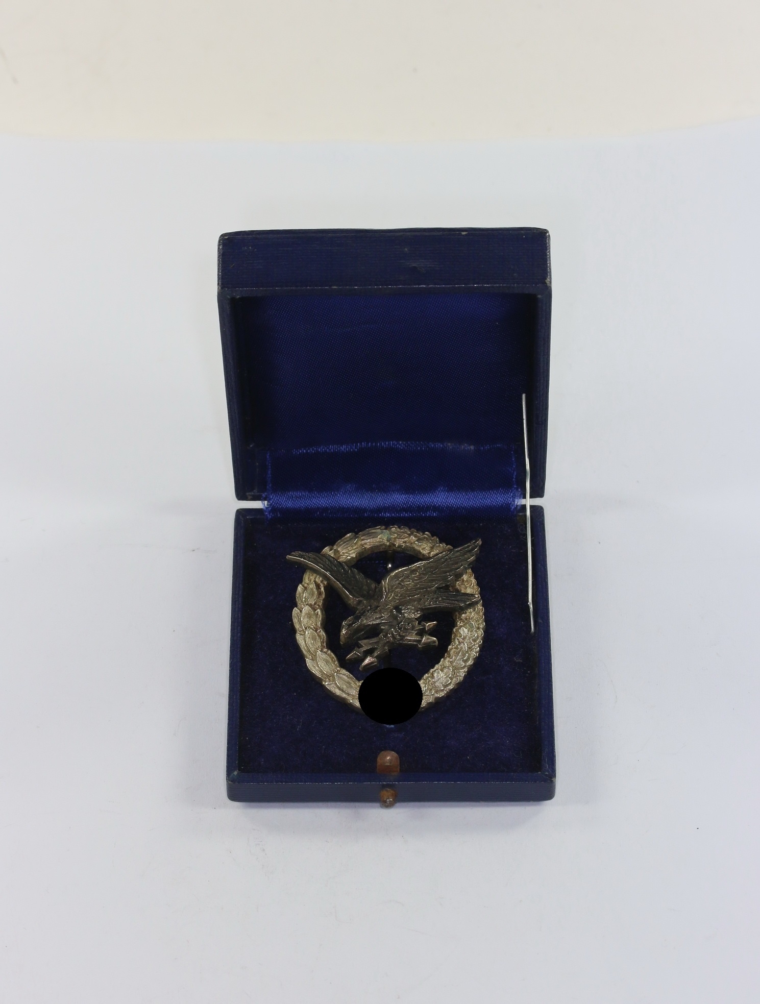 Fliegerschützenabzeichen der Luftwaffe mit Blitzbündel, Hst. C.E. Juncker, im Etui – Bild 1