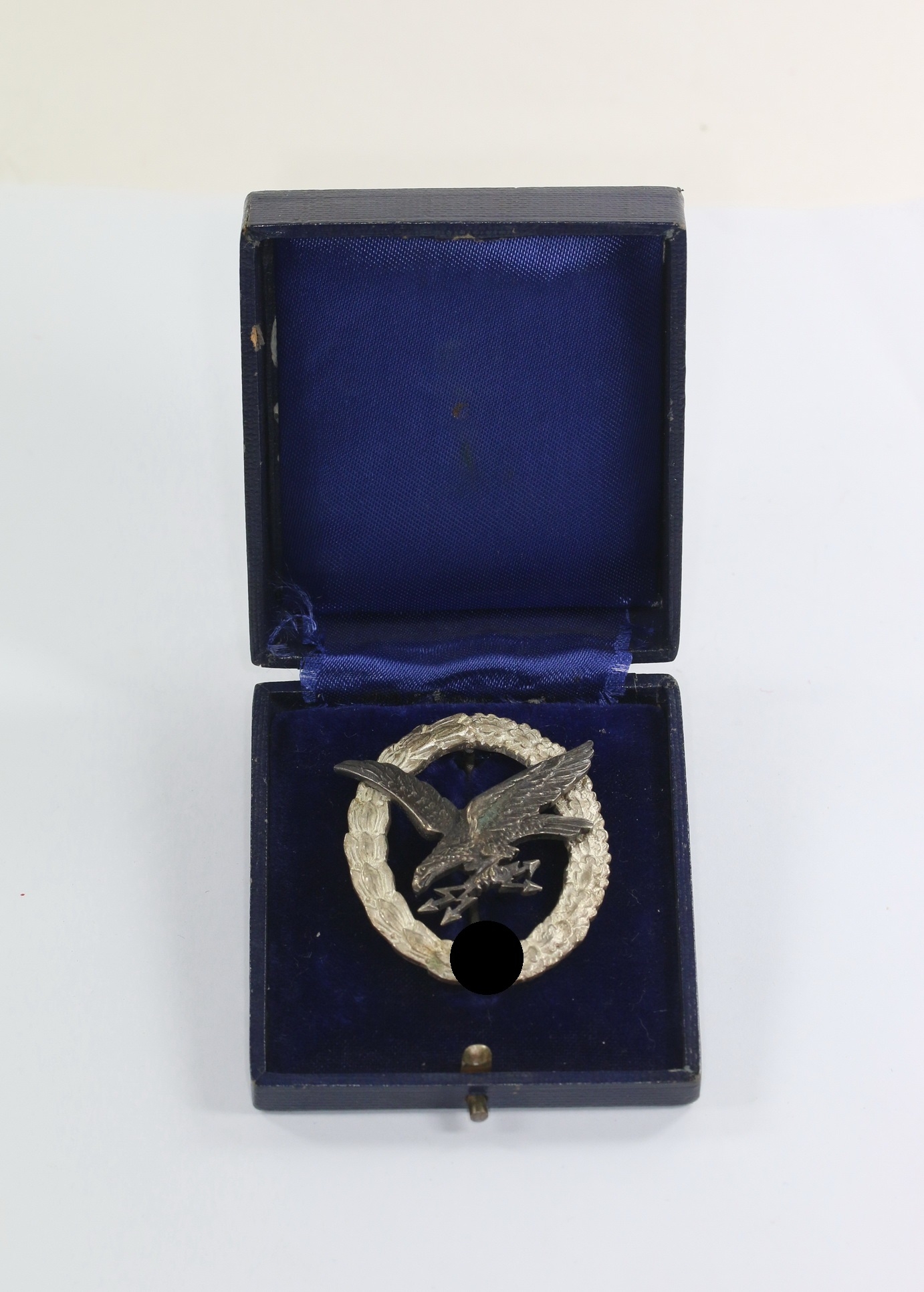 fliegersch_tzenabzeichen_der_luftwaffe_mit_blitzb_ndel_hst Cased Luftwaffe Air Gunner/Radio Operator Badge. Maker Juncker (J1).. – Bild 1