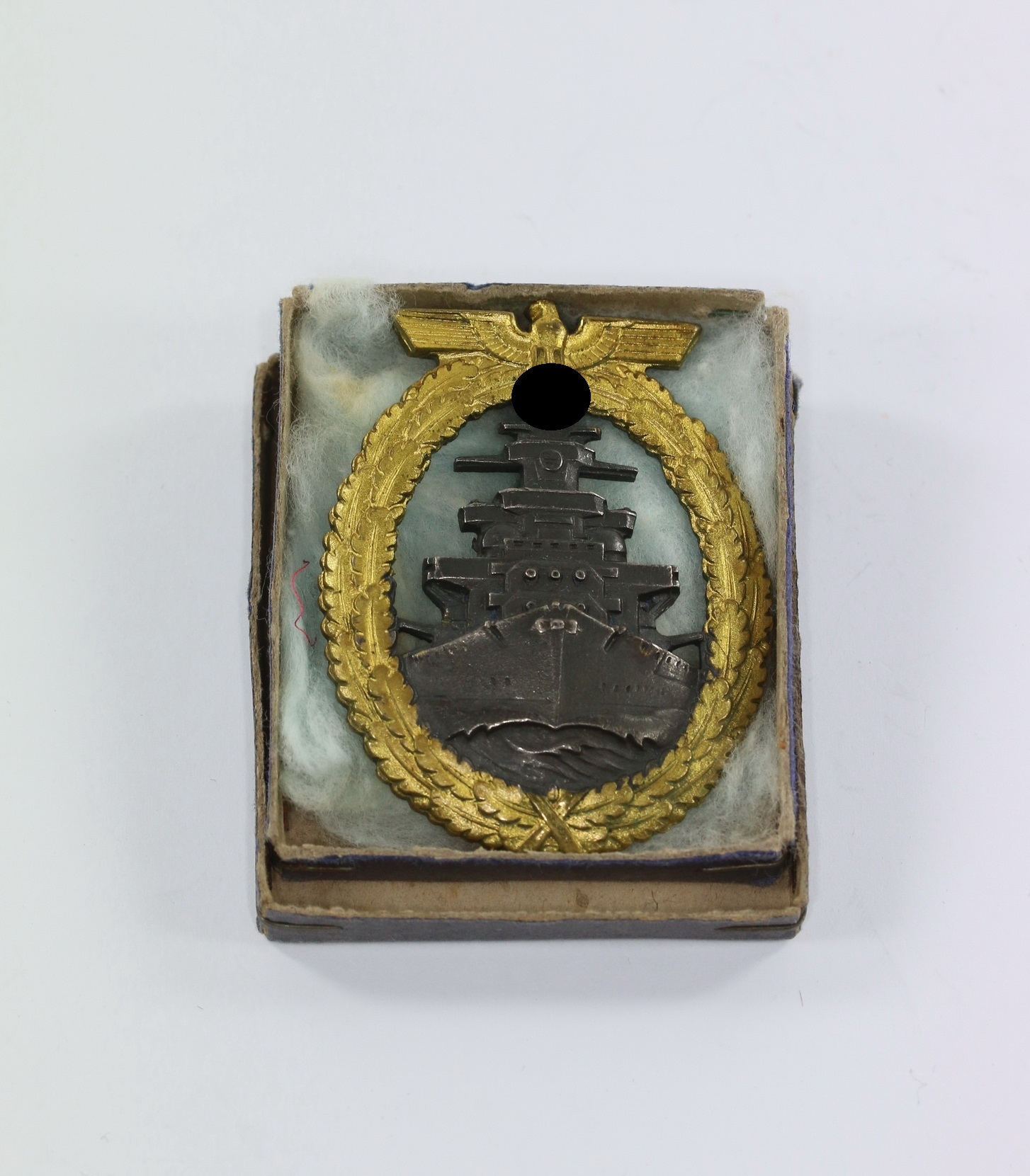 flotten_kriegsabzeichen_hersetller_schwerin_berlin_in_schachtel_1__1 Boxed High Seas Fleet War Badge. Maker Schwerin (Early). – Bild 1