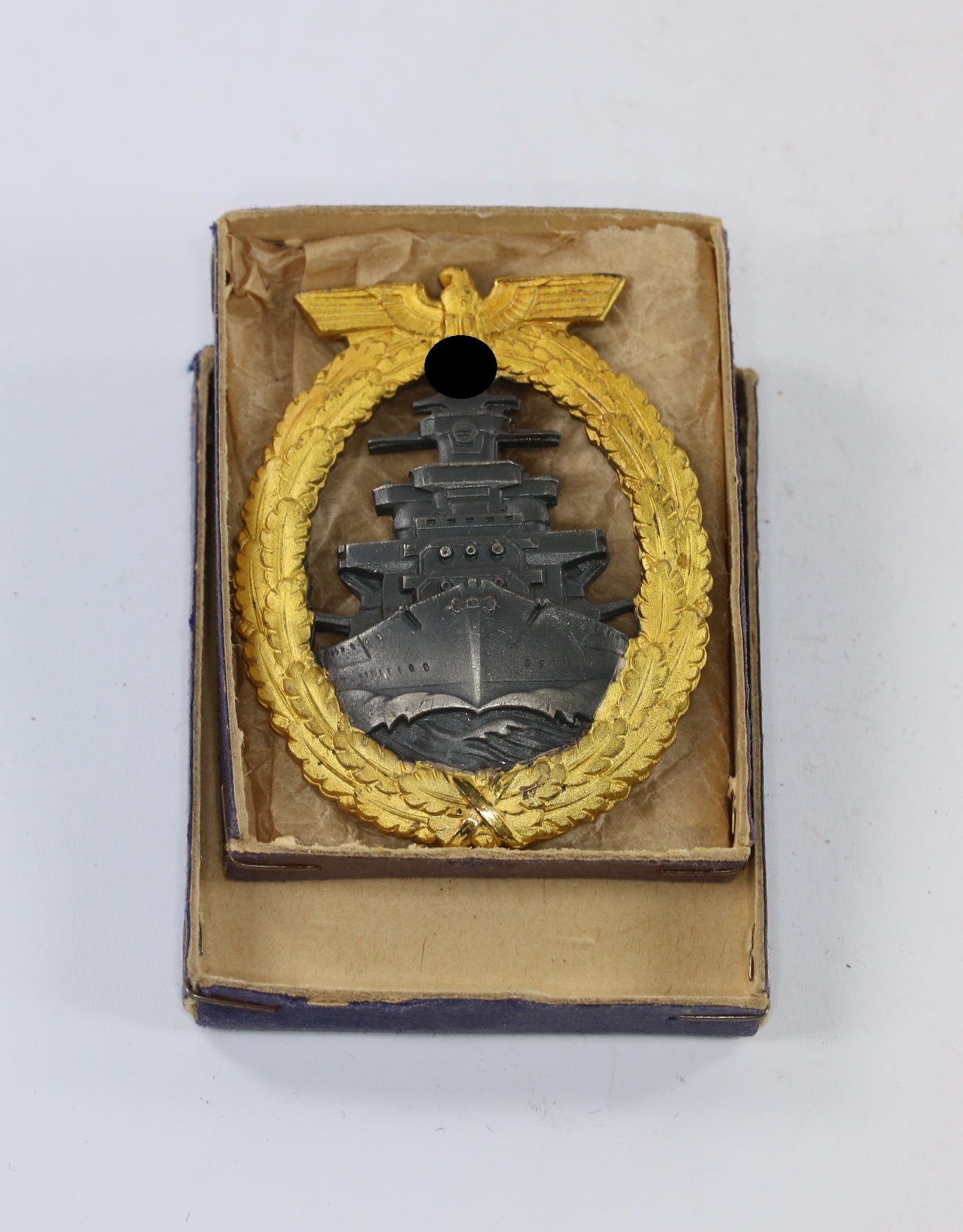 flottenkriegsabzeichen_hersteller_schwerin_berlin_fr_h_in_verleihungsschachtel_1__1 Boxed High Seas Fleet War Badge. Maker Schwerin. – Bild 1