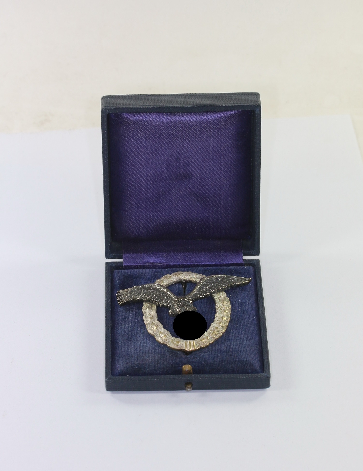 Flugzeugführerabzeichen der Luftwaffe, Hst. Juncker Berlin S.W. (J.1) "cut out", im Etui – Bild 1