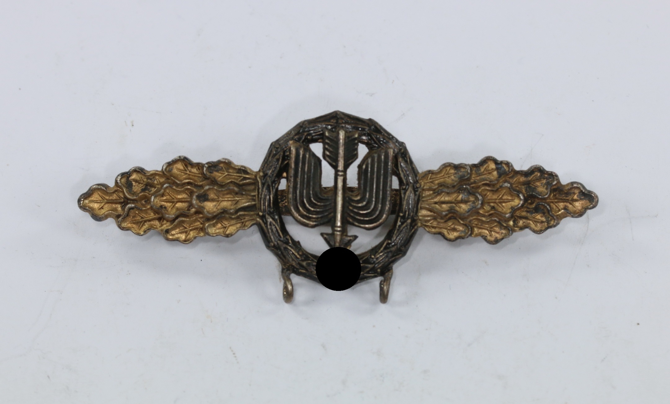 Gold Operational Flight Clasp for Long Range Night Fighter with Hooks for the Number Hanger. – Bild 1