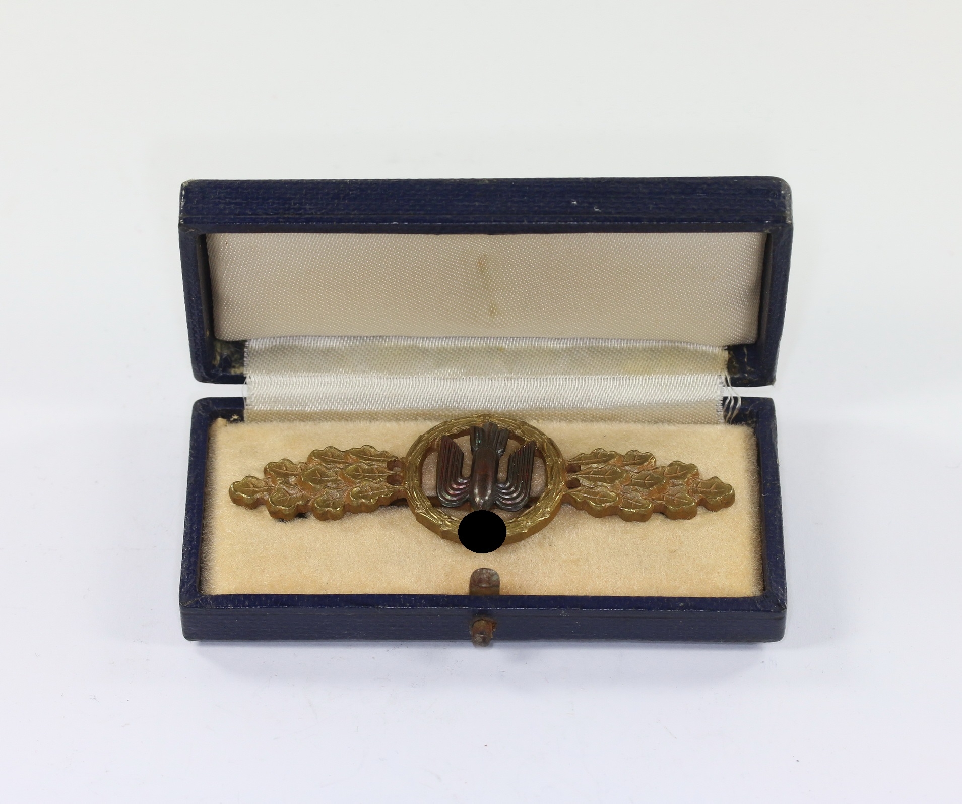 frontflugspange_f_r_kampfflieger_in_bronze_assmann_im_etui_1__1 Cased Bronze Operational Flight Clasp for Bomber. Type Assmann. – Bild 1