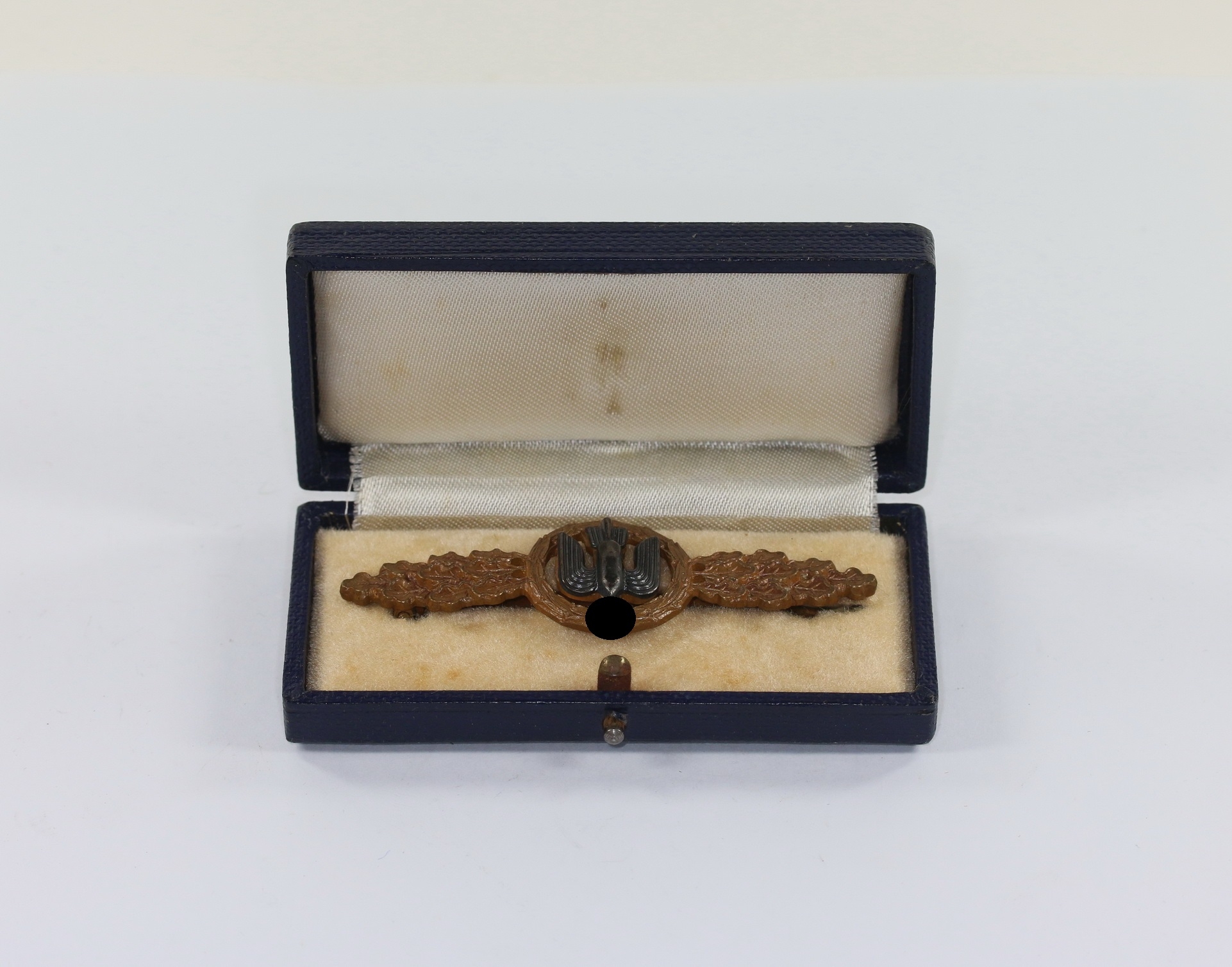 frontflugspange_f_r_kampfflieger_in_bronze_im_etui_1__1 Cased Bronze Operational Flight Clasp for Observer. – Bild 1