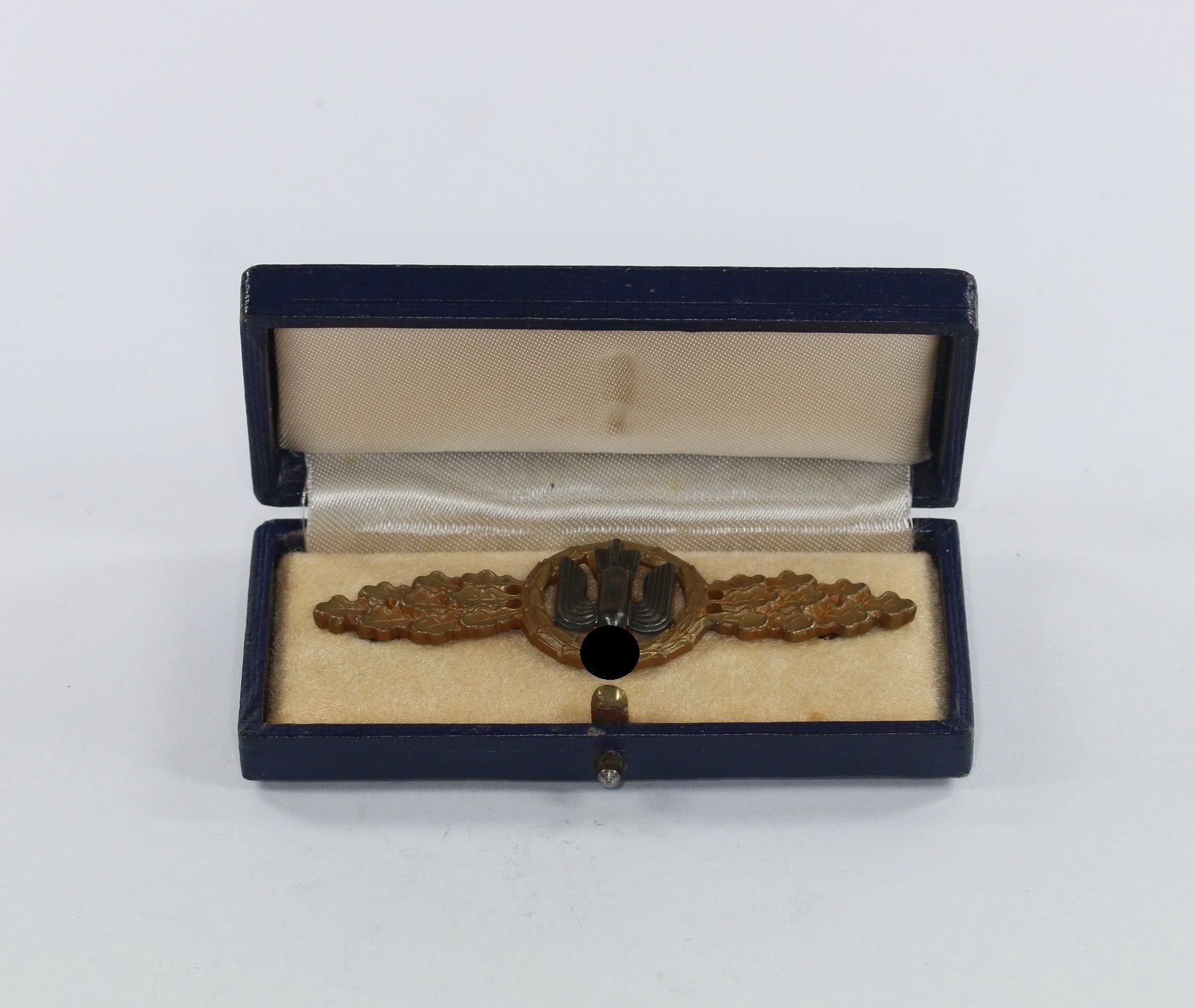 frontflugspange_f_r_kampfflieger_in_bronze_im_etui_1__1_3 Cased Bronze Operational Flight Clasp for Bomber. – Bild 1