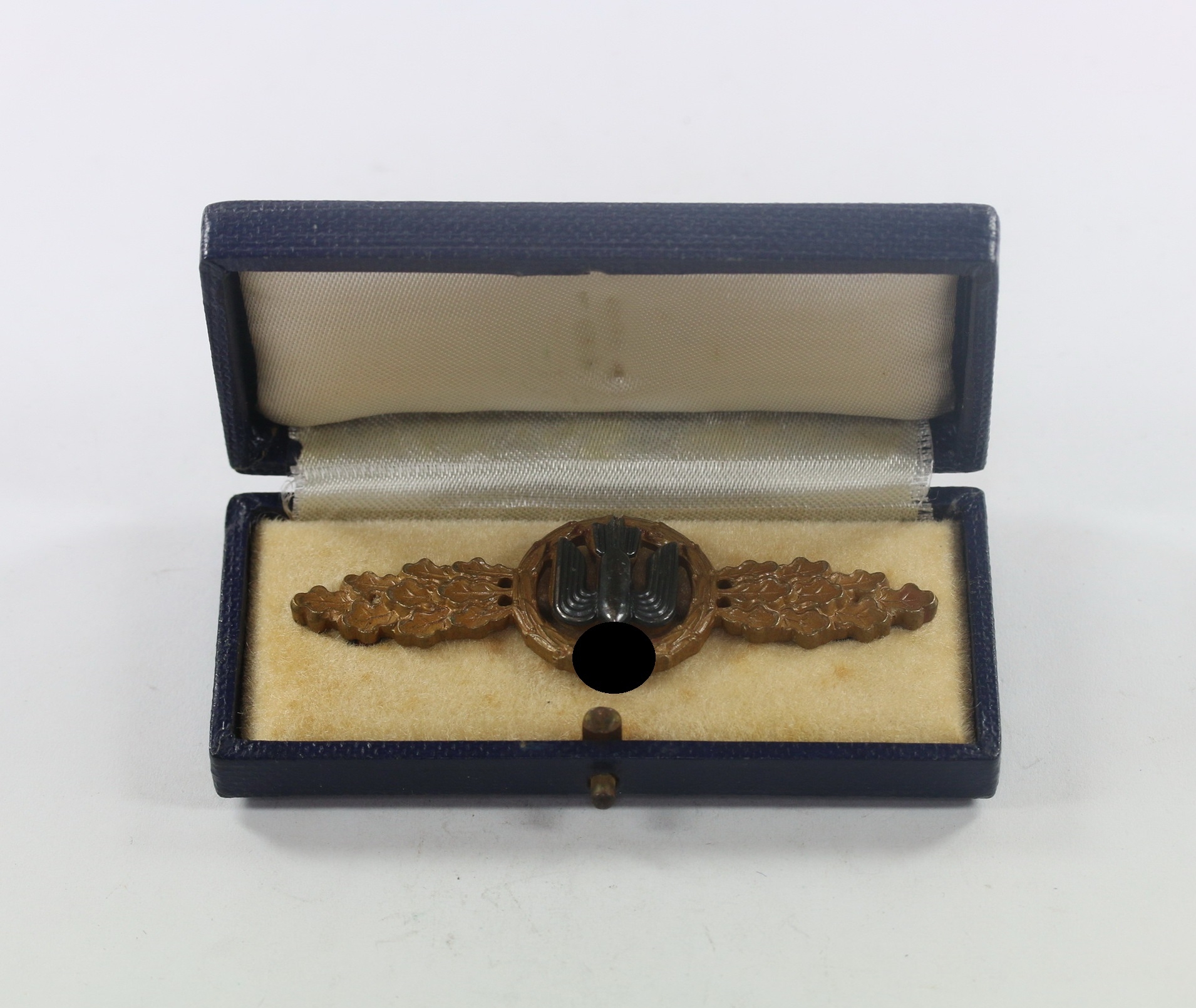 frontflugspange_f_r_kampfflieger_in_bronze_im_etui_1__1_5_4nd Cased Bronze Operational Flight Clasp for Bomber. – Bild 1