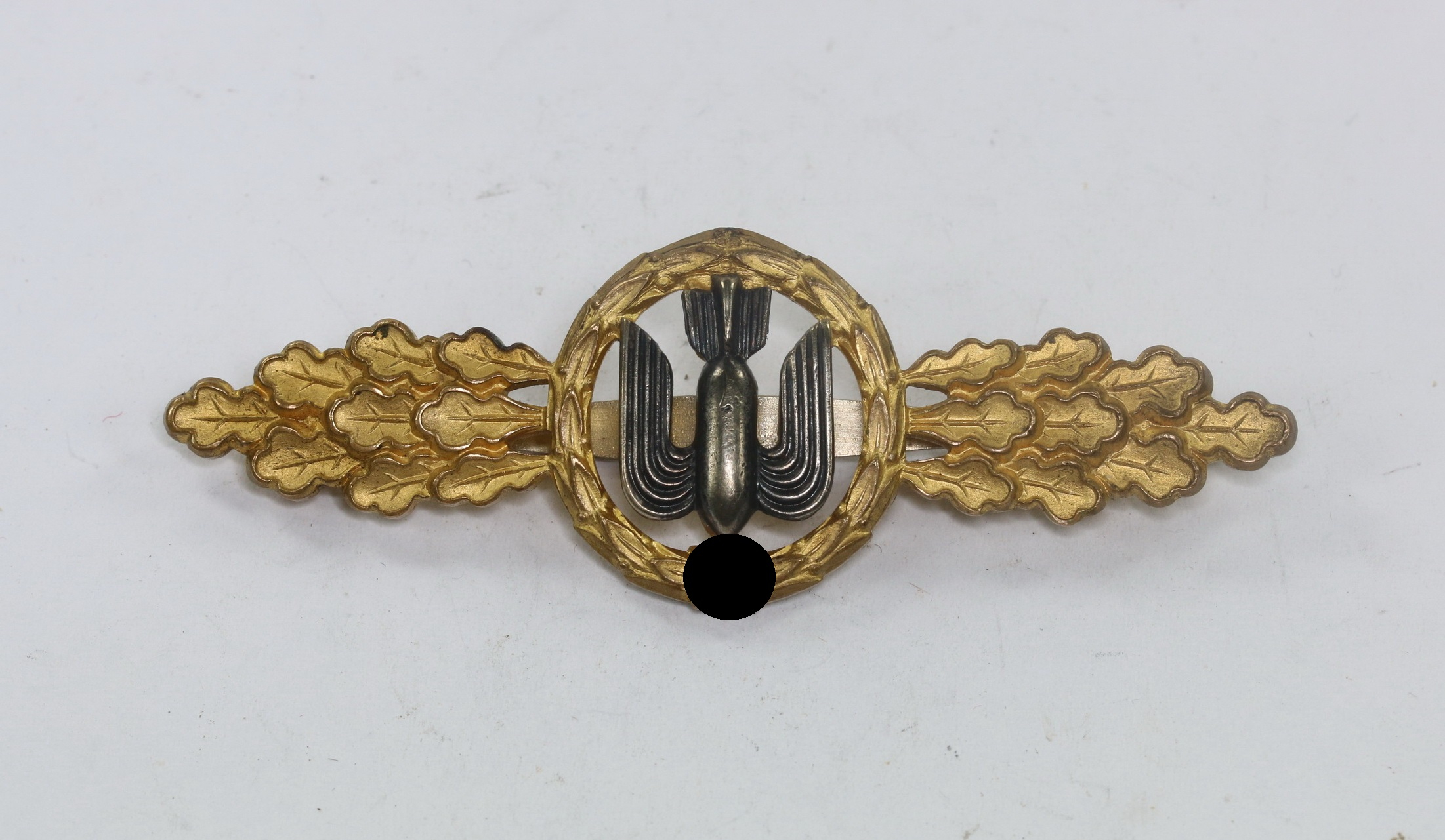 Gold Operational Flight Clasp for Bomber. Maker G.H. Osang Dresden (Buntmetall) – Bild 1