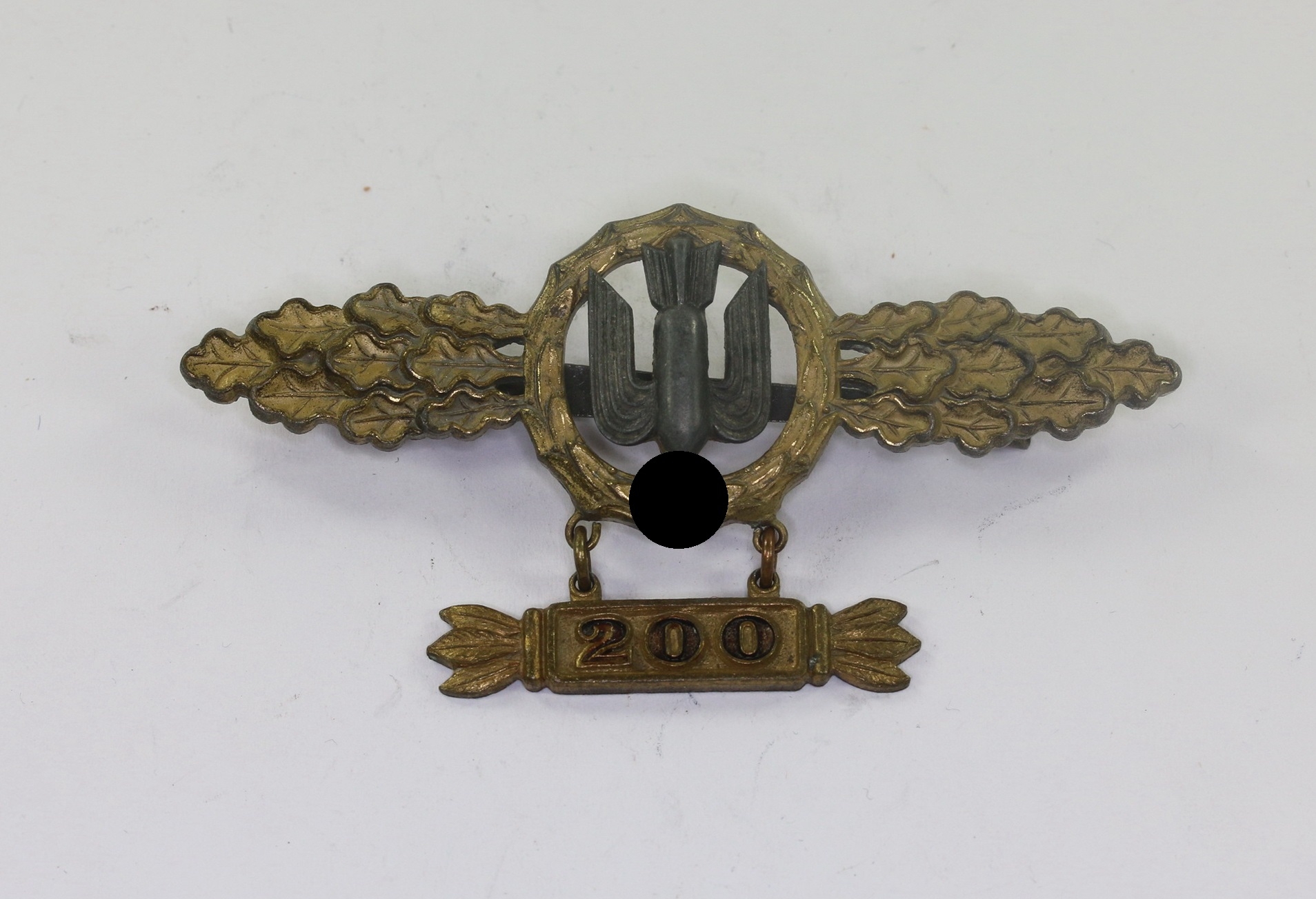 frontflugspange_f_r_kampfflieger_in_gold_mit_anh_nger_200_hst Gold Operational Flight Clasp for Bomber with Hanger 200. Maker RS&S (Richert Simm & Söhn, Gablonz) – Bild 1