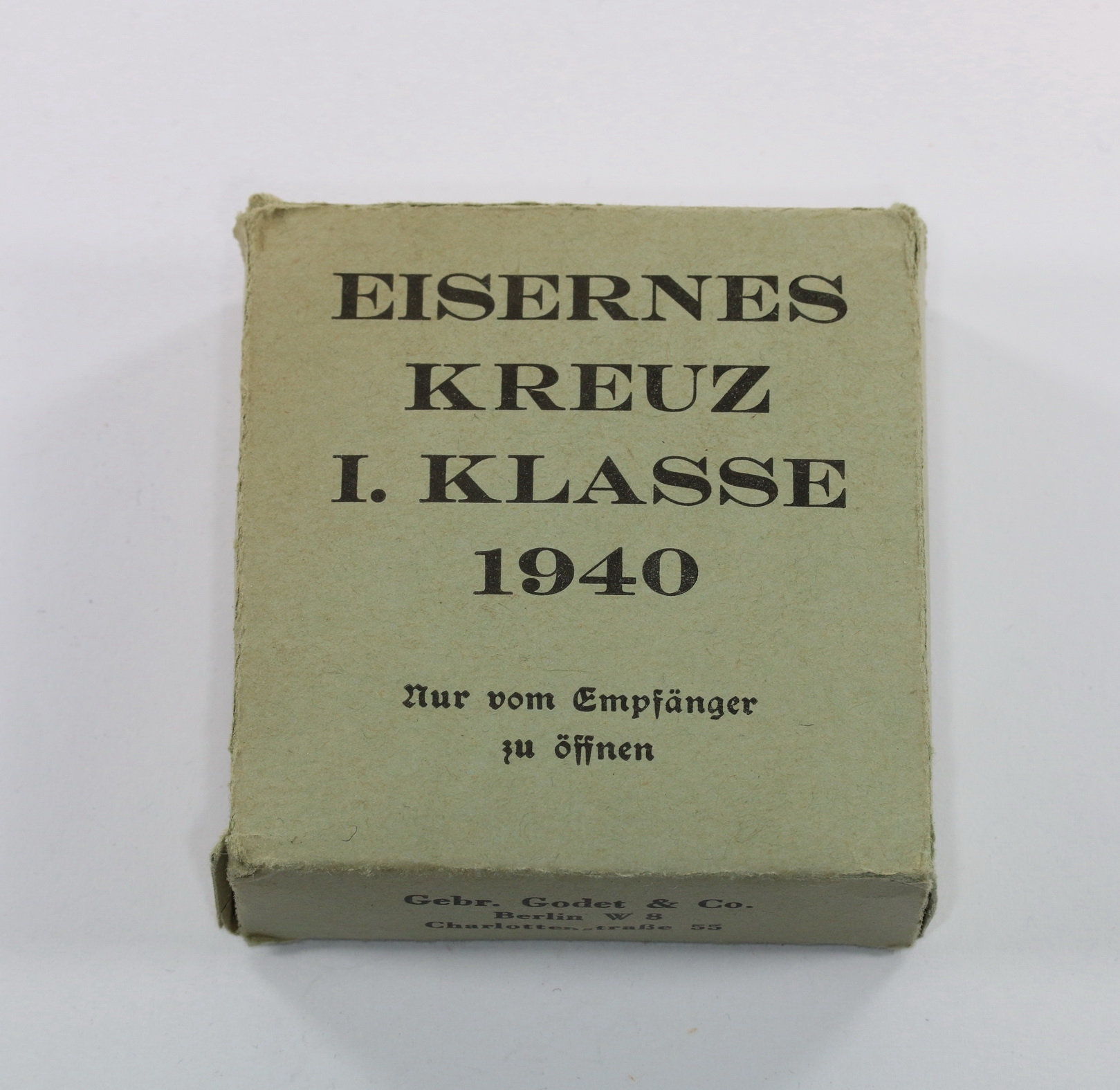 gr_ner_umkarton_eisernes_kreuz_1 Outer Carton for the Iron Cross 1st Class 1940 (!), Gebr. Godet & Co. Berlin W 8 (!) – Bild 1