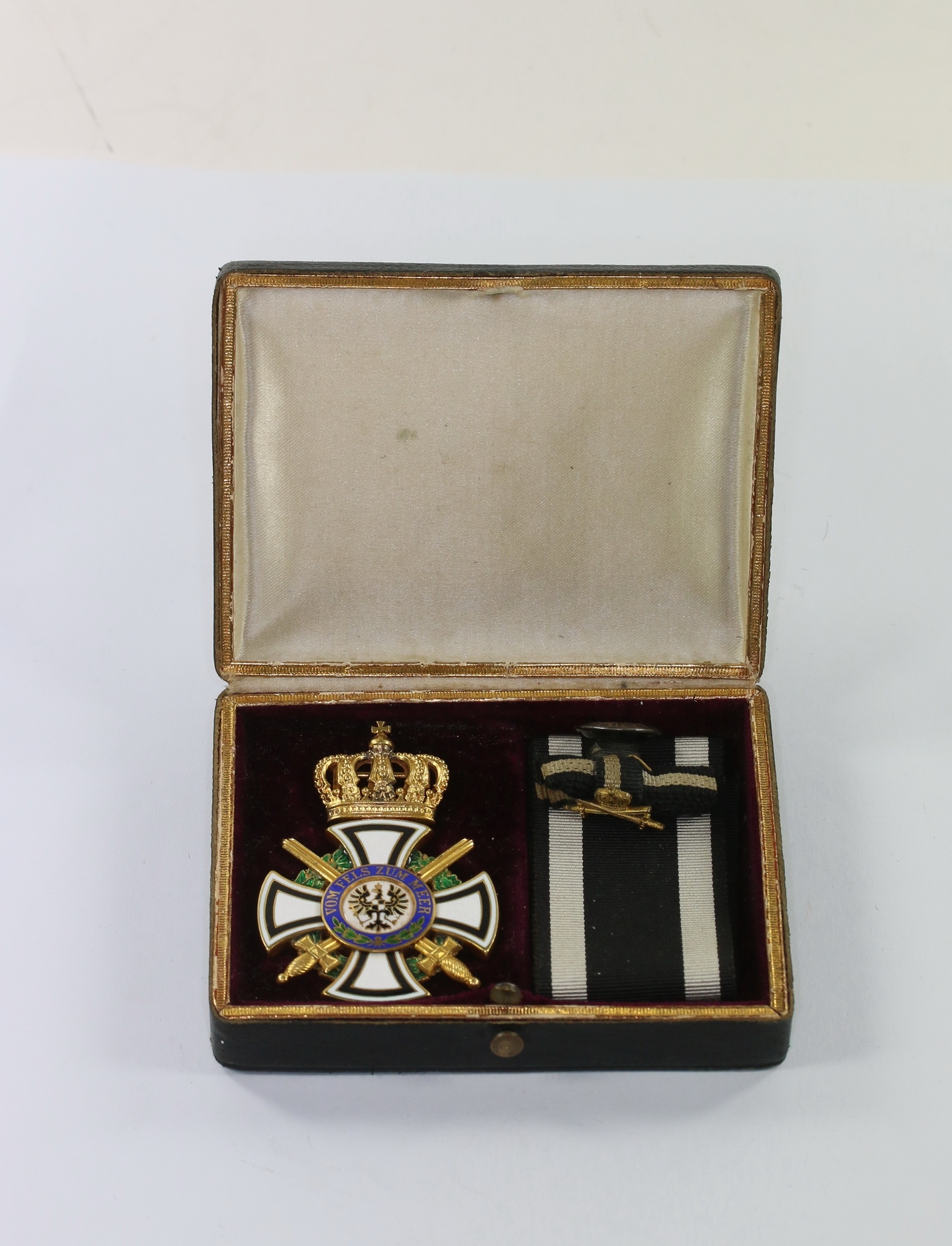 Cased House Order of Hohenzoller, Knights Cross with Swords, and Buttonhole Decoration. Maker W. – Bild 1