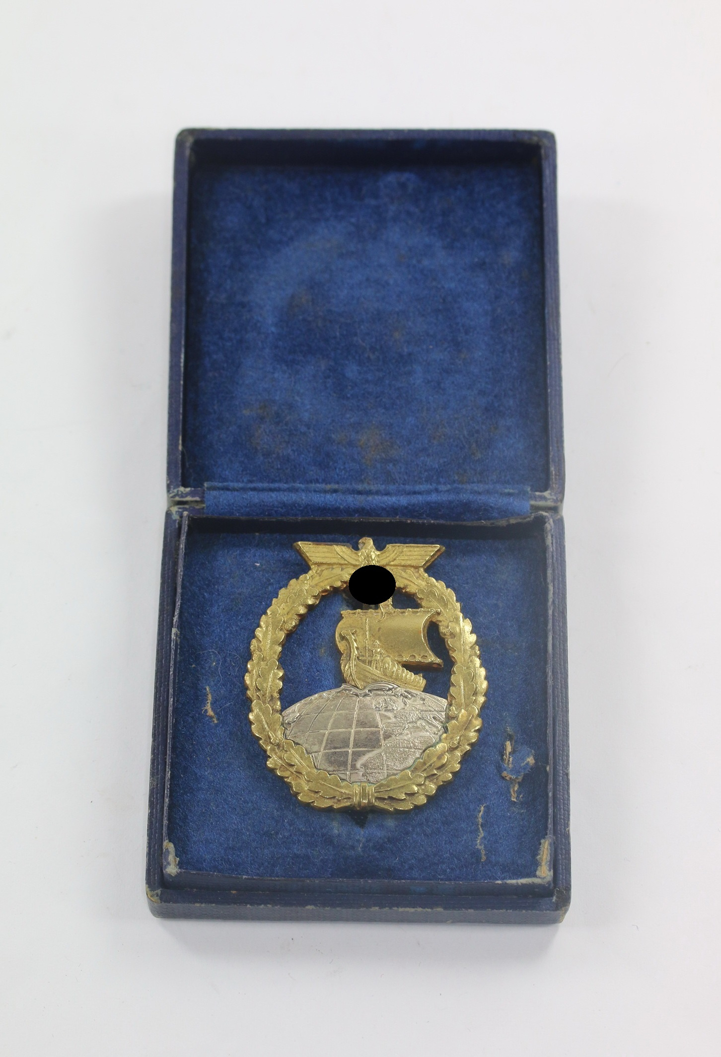 hilfskreuzer_kriegsabzeichen_mit_hersteller_c Hilfskreuzer Kriegsabzeichen, mit(!) Hersteller C.E. Juncker BerlinSW, im Etui – Bild 1