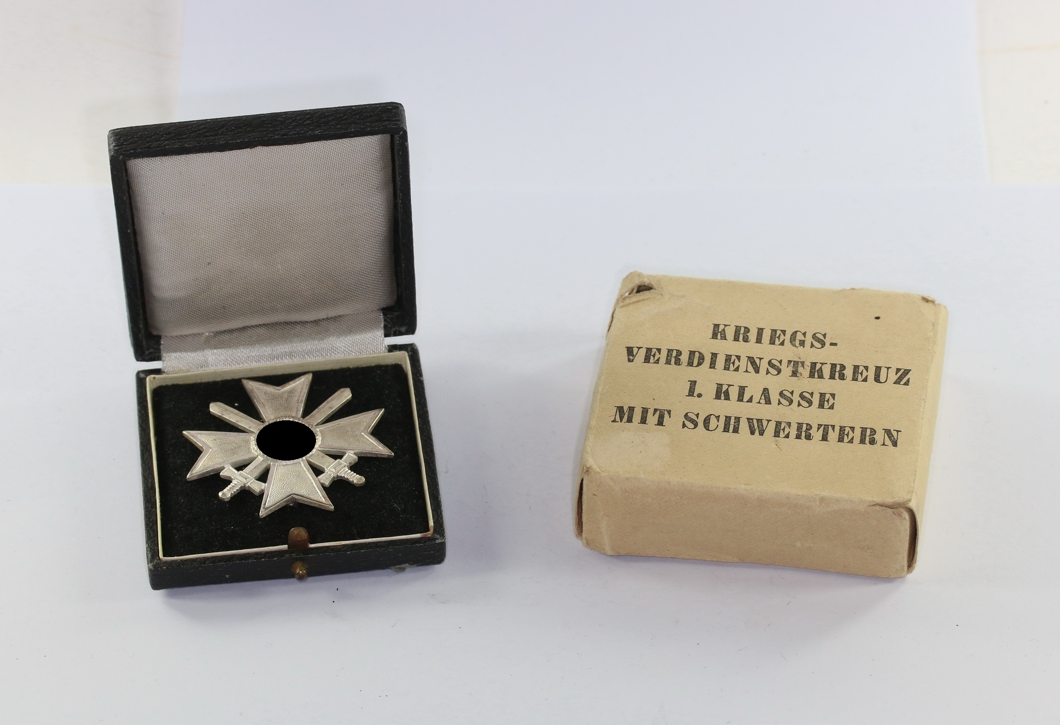 img_0010_bildgr_e_ndern_3 Cased War Merit Cross 1st class with Swords with Outer Carton. Maker L/11. – Bild 1