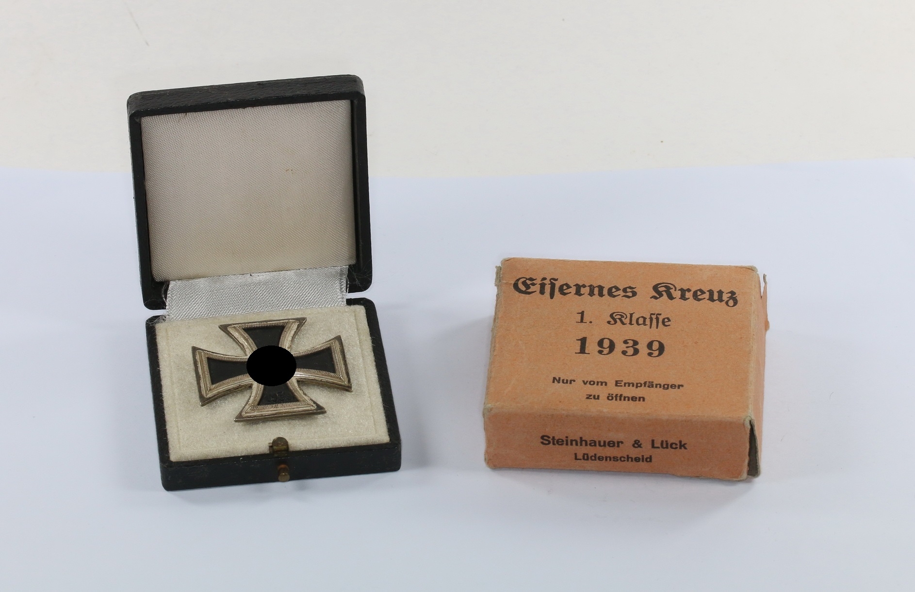 img_0100_bildgr_e_ndern_1_2 Cased & Cartoned Iron Cross 1st Class 1939. Maker "4", Steinhauer & Lück, Lüdenscheid. – Bild 1