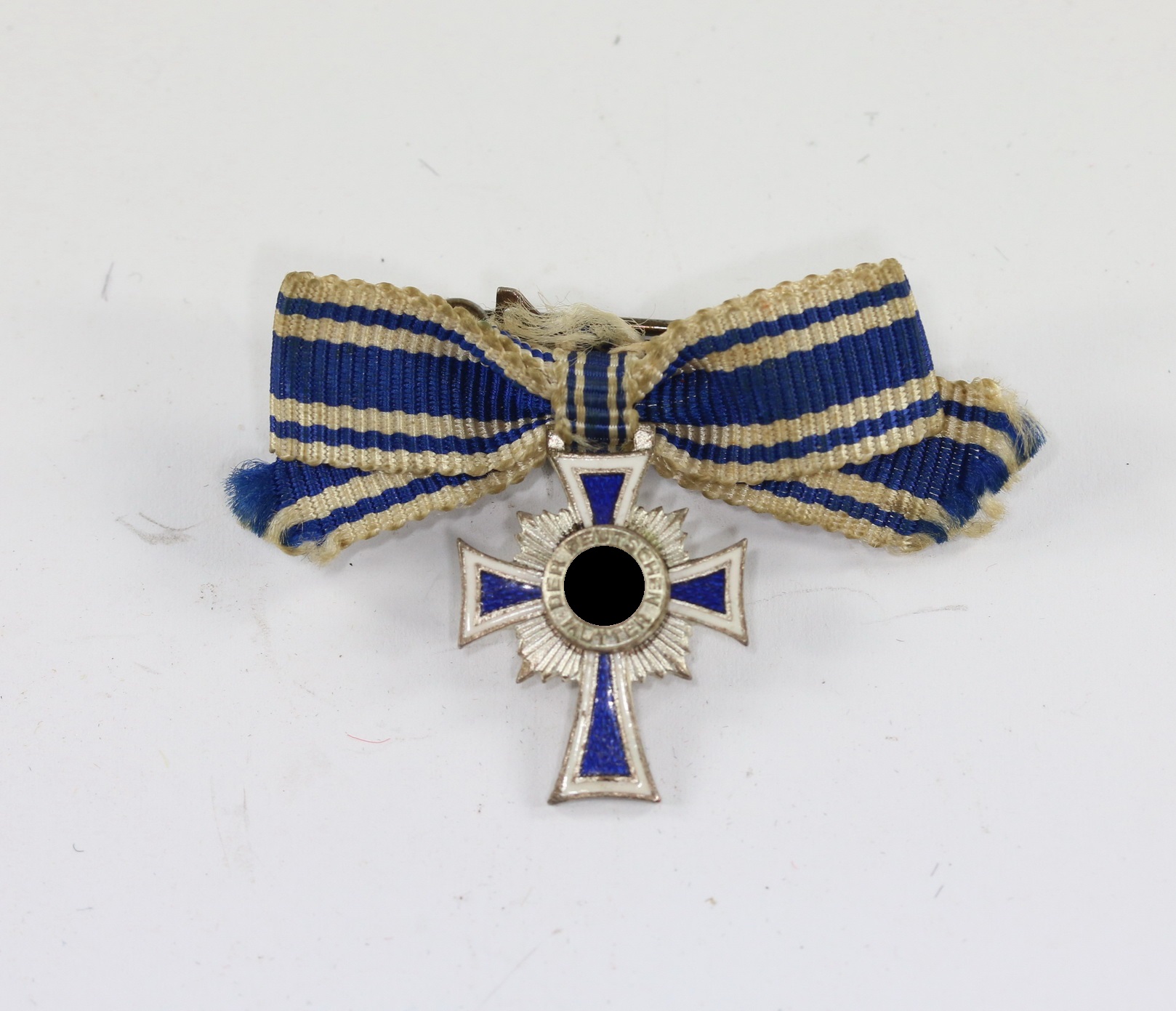 img_2339_bildgr_e_ndern_1_1 Miniatur Mutterkreuz in Silber an Schleife, Hst. L/15 – Bild 1