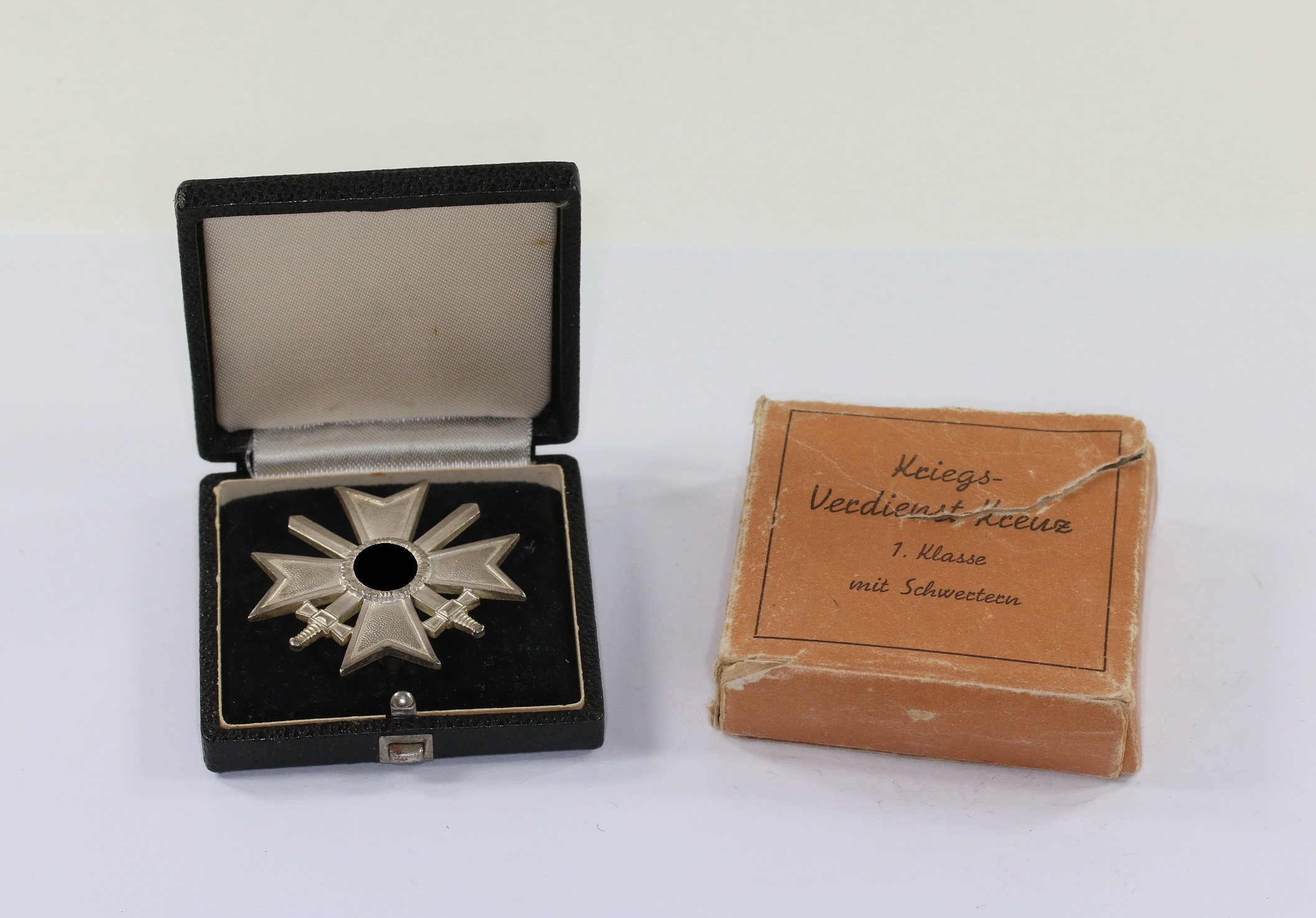 img_2529_bildgr_e_ndern_1_2 Kriegsverdienstkreuz 1. Klasse mit Schwertern, Hst. 43, im Etui mit Umkarton – Bild 1