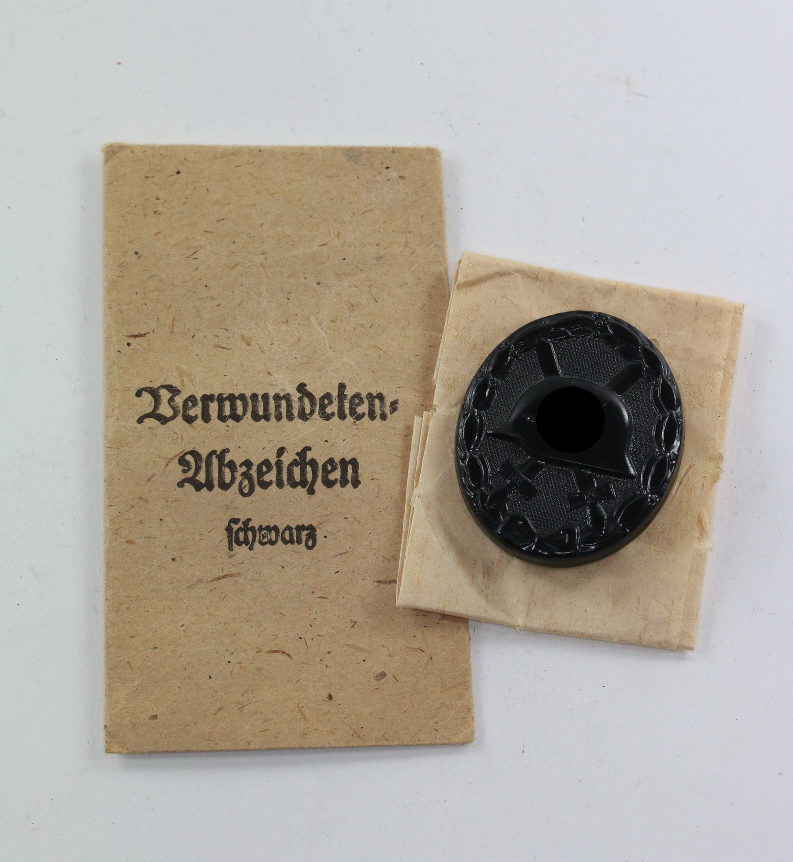 img_6900_bildgr_e_ndern_2 Black Wound Badge in Envelope. Maker Carl Pollath. – Bild 1