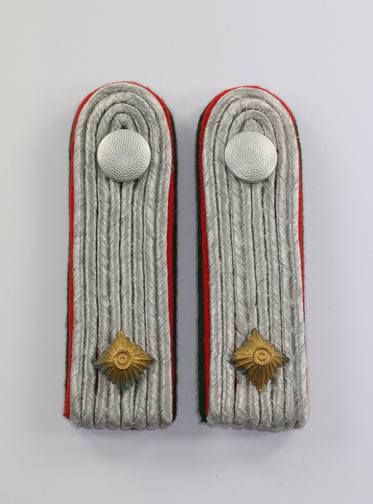 img_7075_bildgr_e_ndern_2 Luftwaffe, Paar Schulterklappen für einen Luftwaffen-Beamten im Rang eines Oberleutnants – Bild 1