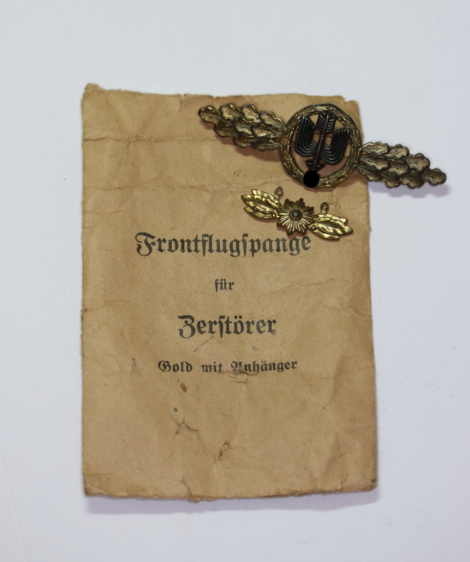 img_9146_bildgr_e_ndern Gold Operational Flight Clasp for Air to Ground Support with Star Pendant in Envelope. Maker Osang – Bild 1