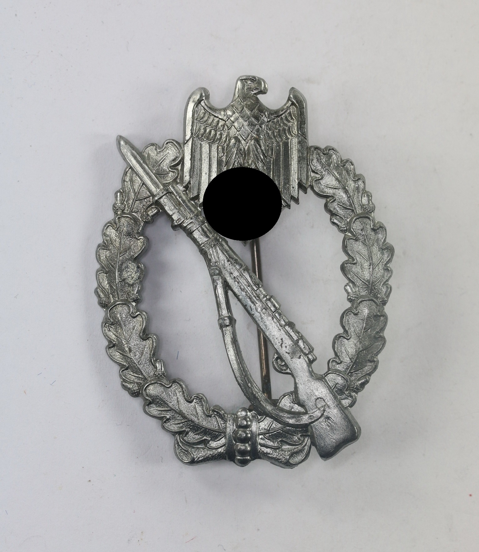 infanterie_sturmabzeichen_in_silber_alois_rettenmaier_schw_bisch_gm_nd_broken_stem_1__1_1_4nd Silver Infantry Assault Badge. Type Alois Rettenmaier, Schwäbisch Gmünd, Broken Stem. – Bild 1