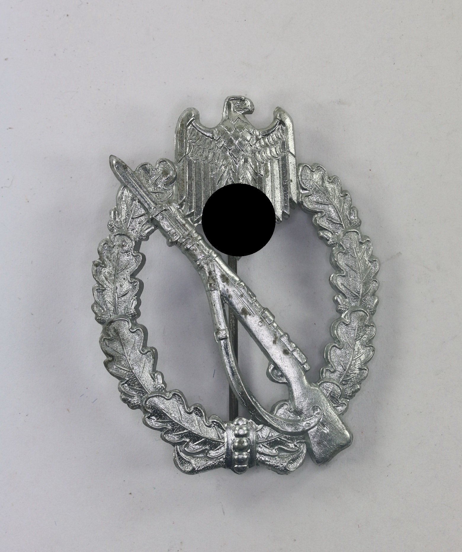 infanterie_sturmabzeichen_in_silber_alois_rettenmaier_schw_bisch_gm_nd_broken_stem_1__1_4nd Silver Infantry Assault Badge. Type Alois Rettenmaier, Schwäbisch Gmünd, Broken Stem. – Bild 1