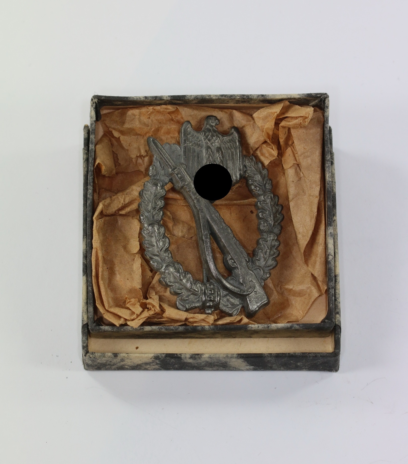 infanterie_sturmabzeichen_in_silber_bsw_br_der_schneider_wien_in_verleihungsschachtel_hortfund_1__1 Boxed Silver Infantry Assault Badge. Maker BSW, Hoard Find. – Bild 1
